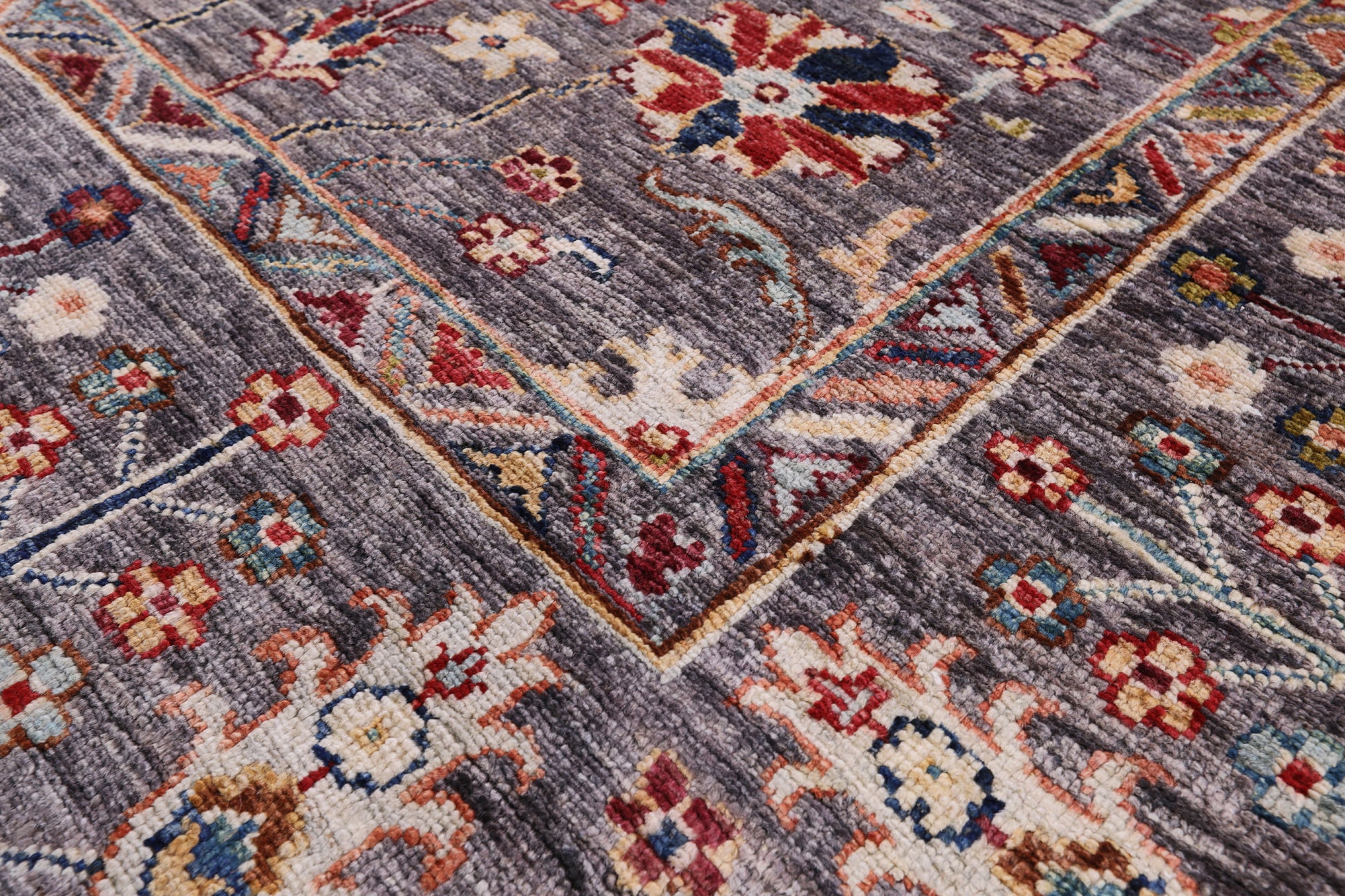 Peshawar Hand Knotted Wool Rug - 5' 7" X 7' 9" - Golden Nile