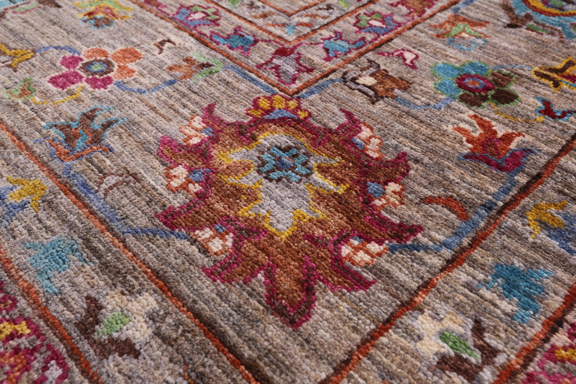 Peshawar Hand Knotted Wool Rug - 6' 9" X 10' 4" - Golden Nile