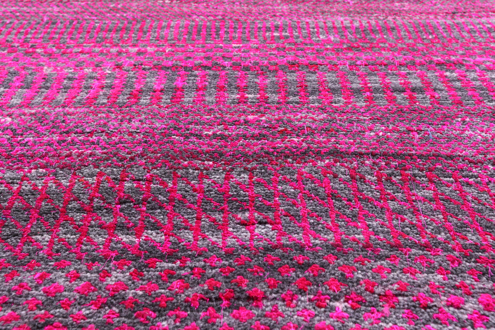 Pink Round Savannah Grass Handmade Wool & Silk Rug - 9' 8" X 9' 8" - Golden Nile