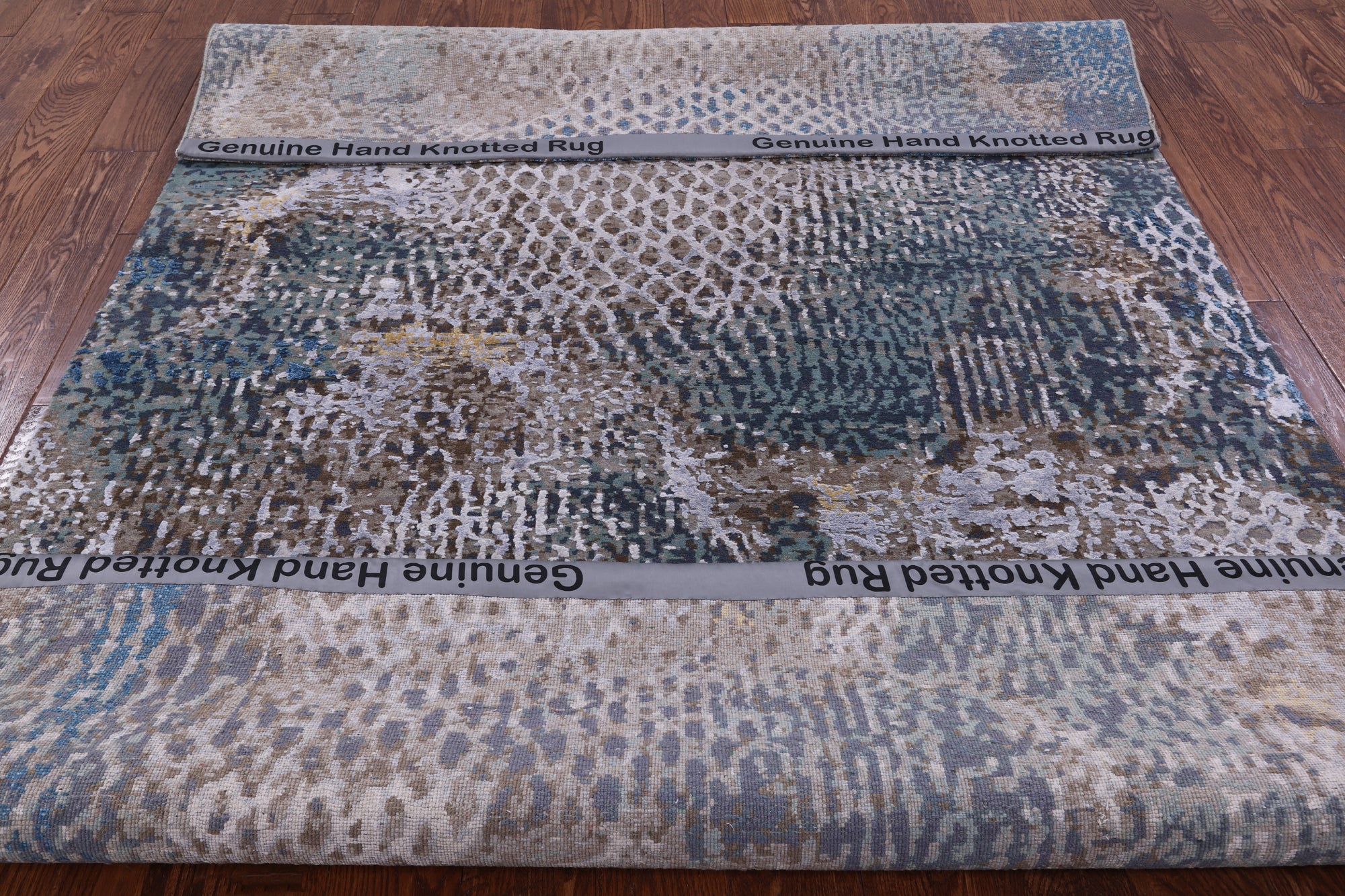 Animal Print Design Contemporary Hand Knotted Wool & Silk Rug - 5' 6" X 8' 3" - Golden Nile