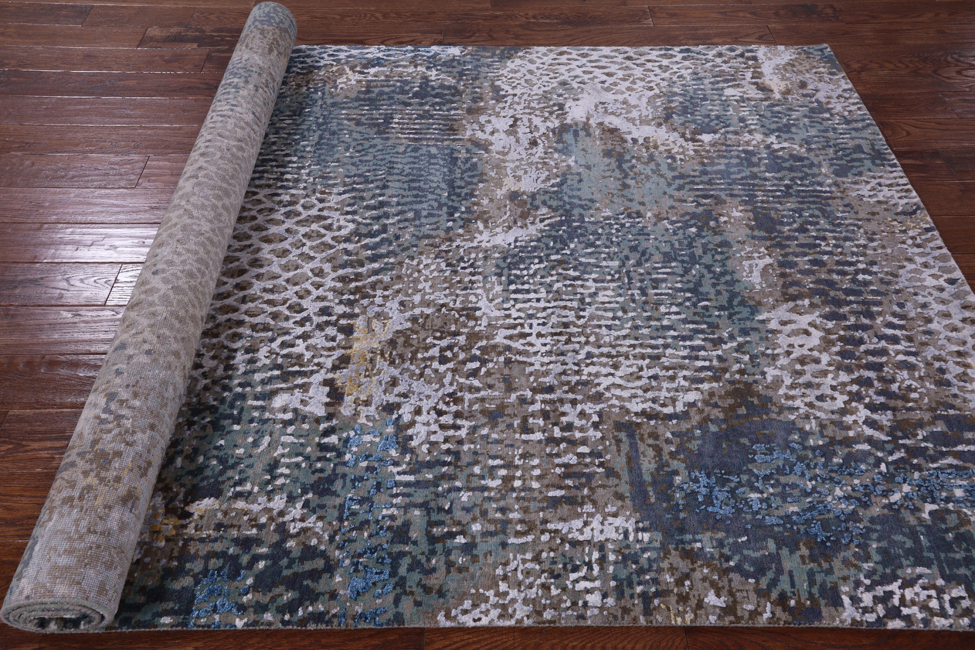 Animal Print Design Contemporary Hand Knotted Wool & Silk Rug - 5' 6" X 8' 3" - Golden Nile