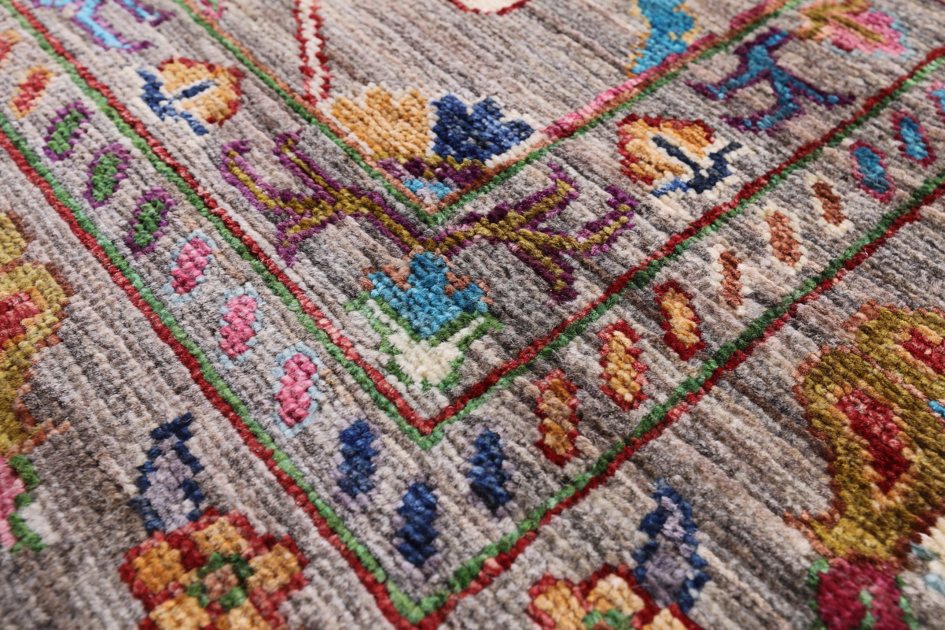 Peshawar Hand Knotted Wool Rug - 5' 7" X 8' 1" - Golden Nile