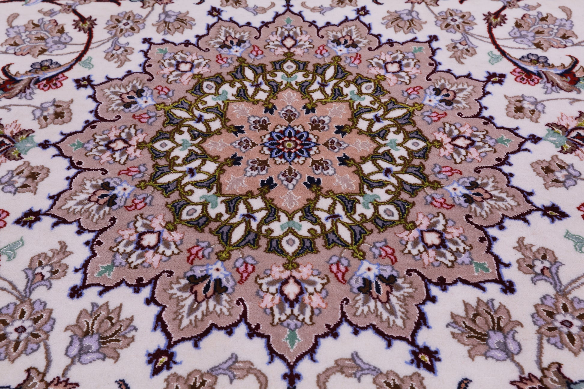 Ivory Isfahan Authentic Persian Hand Knotted Wool & Silk Area Rug - 5' 1" X 8' 2" - Golden Nile