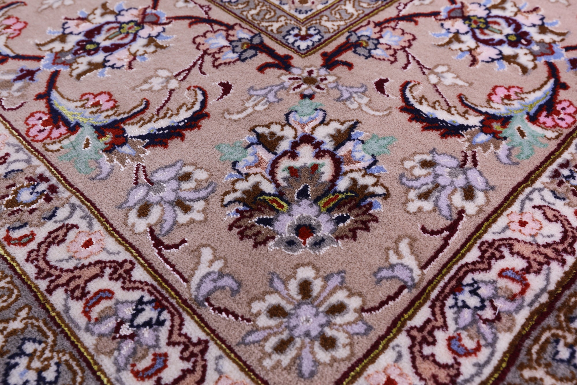 Ivory Isfahan Authentic Persian Hand Knotted Wool & Silk Area Rug - 5' 1" X 8' 2" - Golden Nile