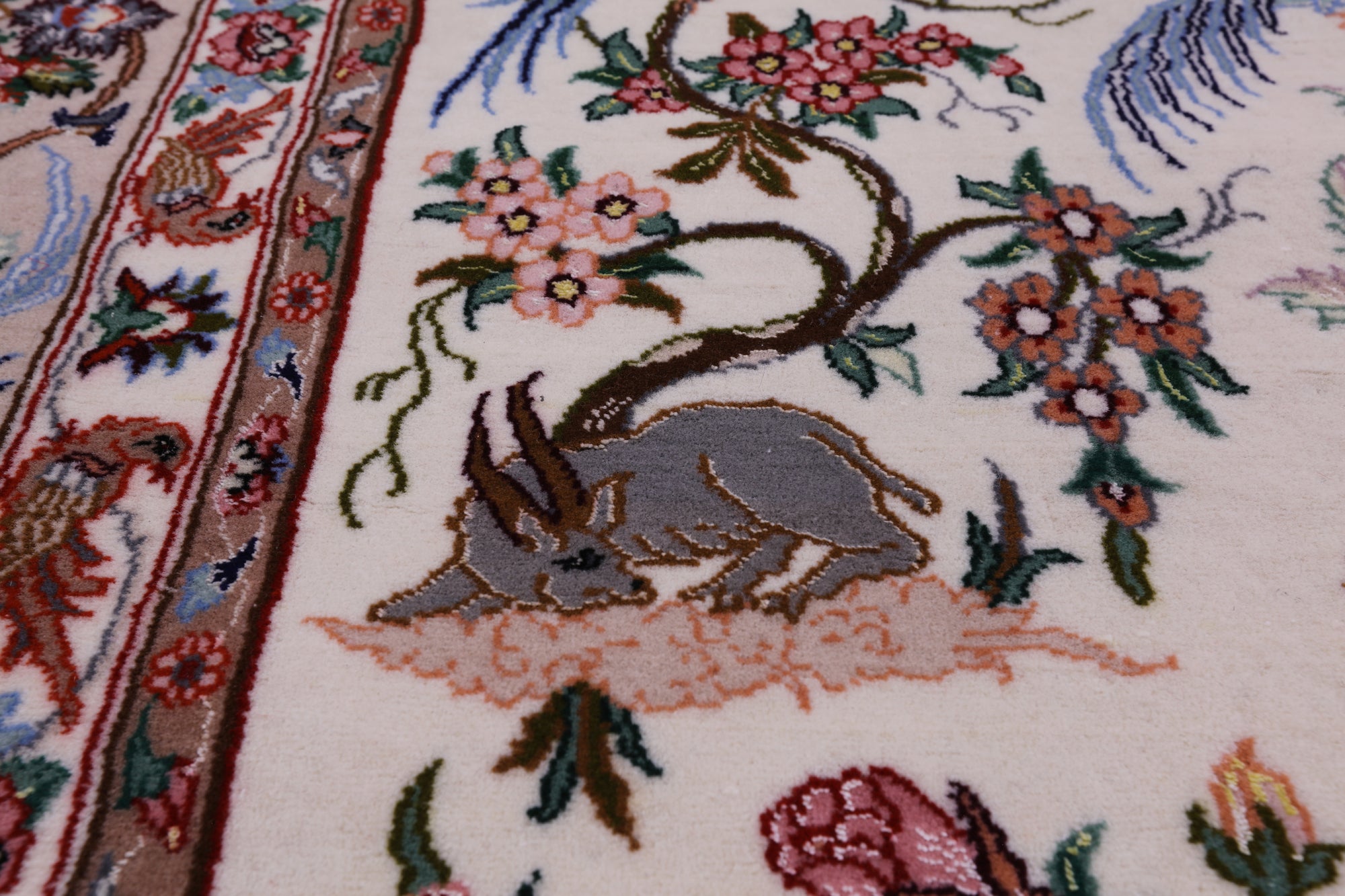 Ivory Isfahan Authentic Persian Hand Knotted Wool & Silk Area Rug - 5' 1" X 7' 8" - Golden Nile