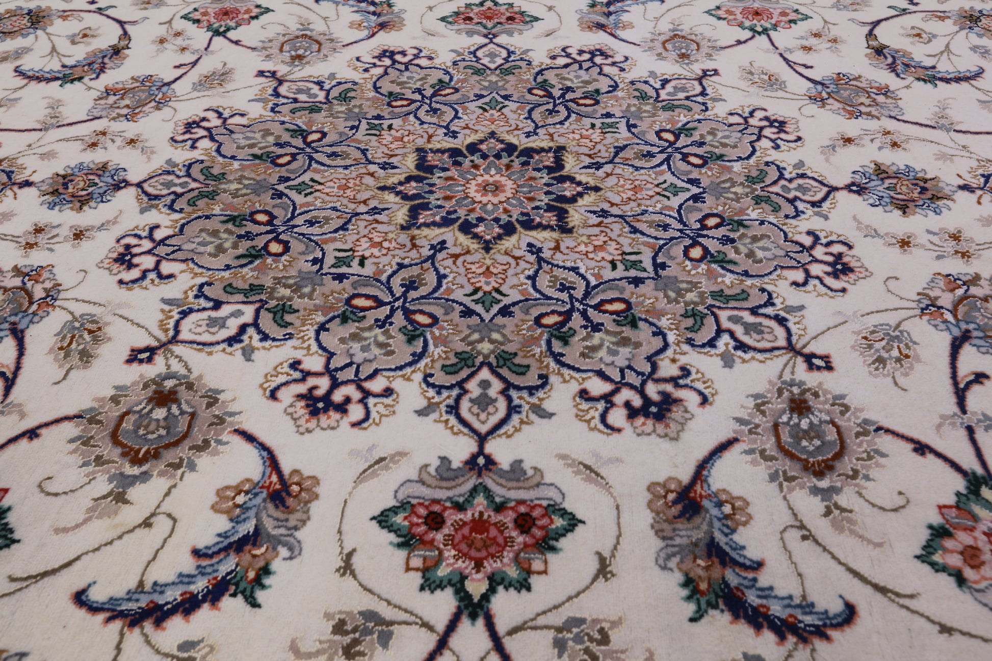 Ivory Isfahan Authentic Persian Hand Knotted Wool & Silk Area Rug - 5' 1" X 7' 8" - Golden Nile