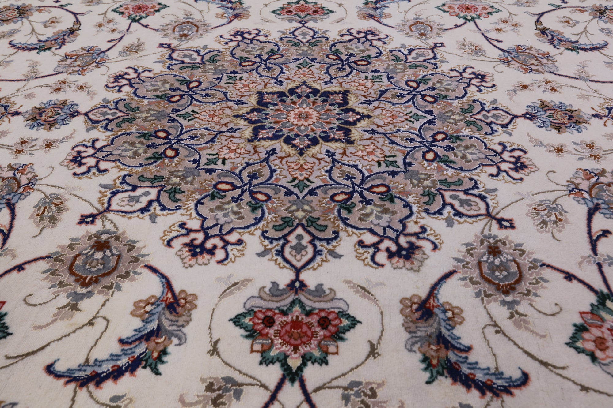 Ivory Isfahan Authentic Persian Hand Knotted Wool & Silk Area Rug - 5' 1" X 7' 8" - Golden Nile