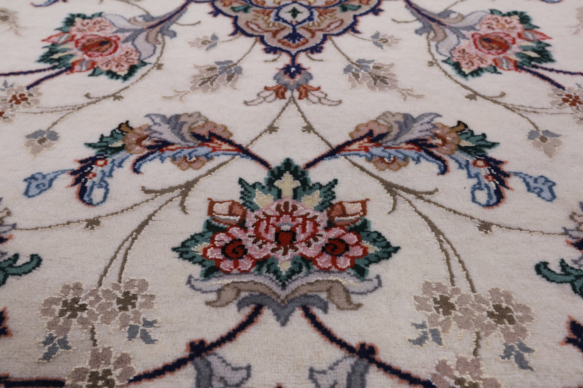 Ivory Isfahan Authentic Persian Hand Knotted Wool & Silk Area Rug - 5' 1" X 7' 8" - Golden Nile