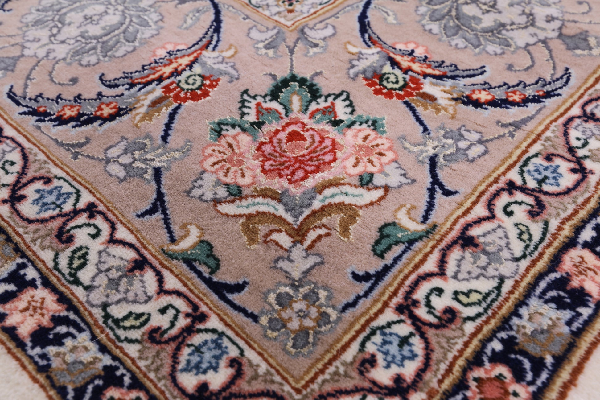 Ivory Isfahan Authentic Persian Hand Knotted Wool & Silk Area Rug - 5' 1" X 7' 8" - Golden Nile