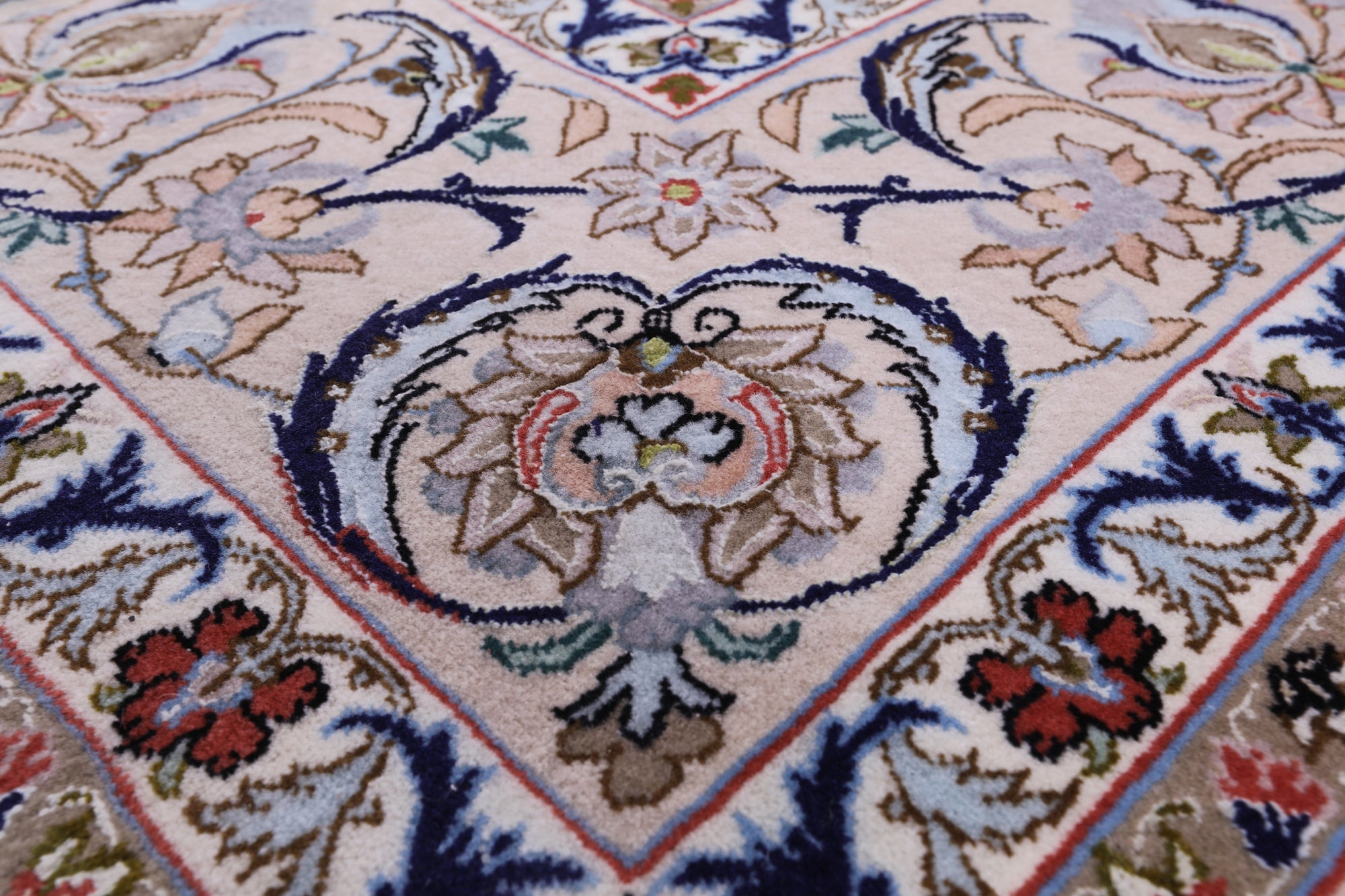 Ivory Isfahan Authentic Persian Hand Knotted Wool & Silk Area Rug - 5' 3" X 8' 0" - Golden Nile