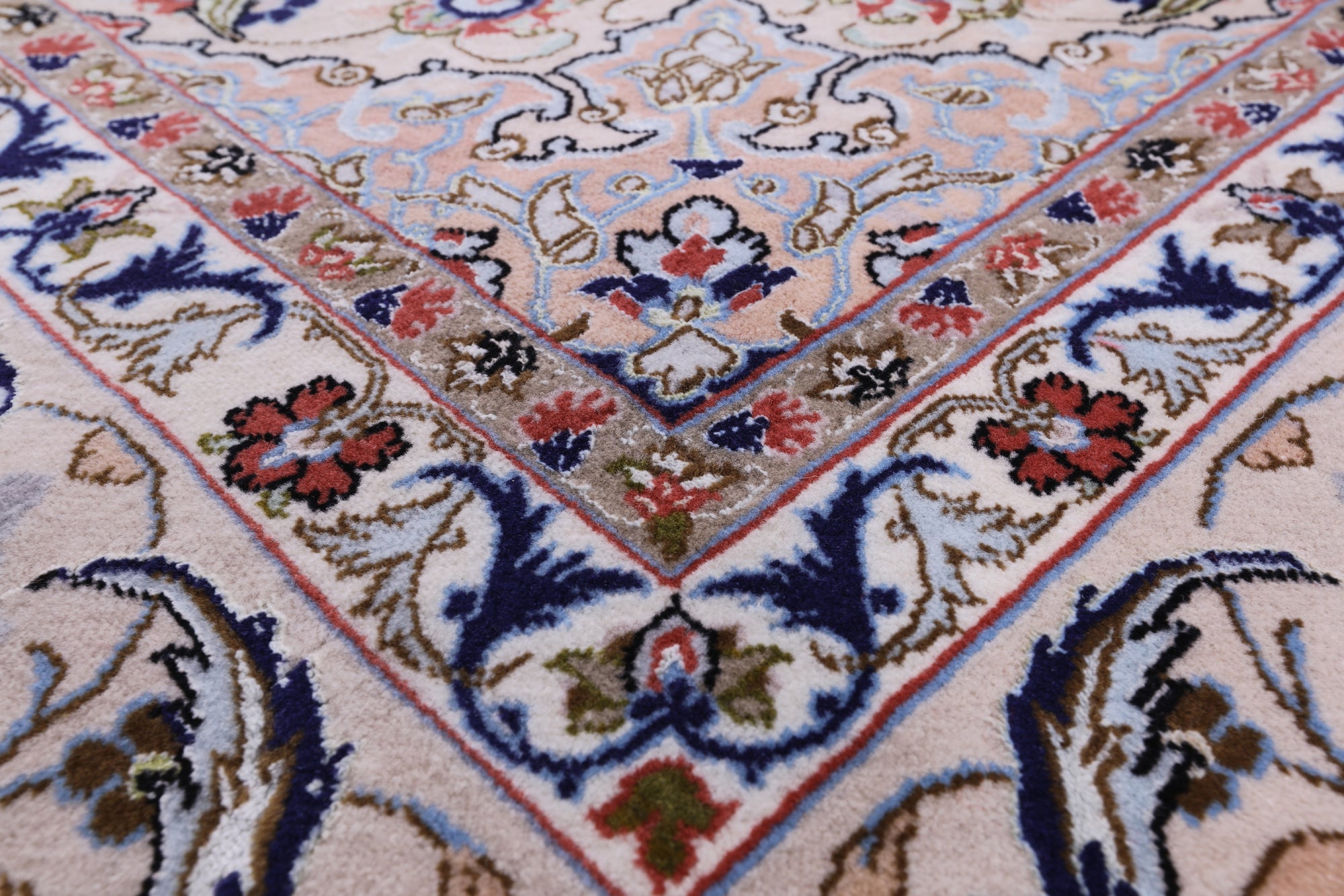 Ivory Isfahan Authentic Persian Hand Knotted Wool & Silk Area Rug - 5' 3" X 8' 0" - Golden Nile