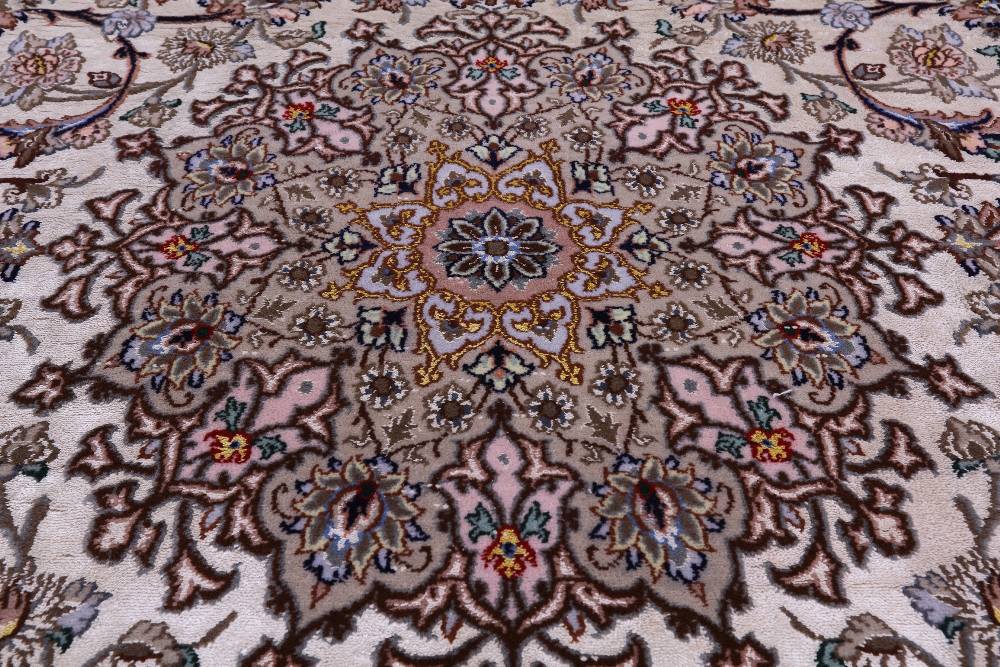 Ivory Isfahan Authentic Persian Hand Knotted Wool & Silk Area Rug - 5' 3" X 7' 10" - Golden Nile