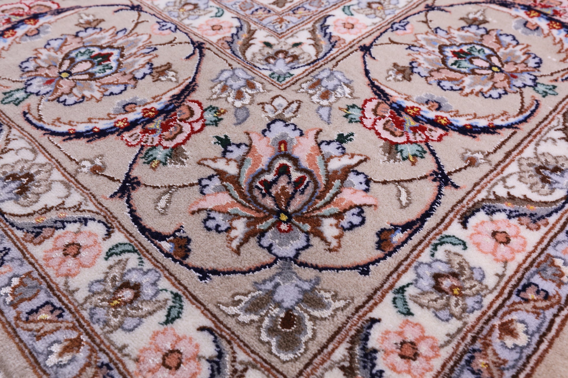 Ivory Isfahan Authentic Persian Hand Knotted Wool & Silk Area Rug - 5' 3" X 7' 10" - Golden Nile