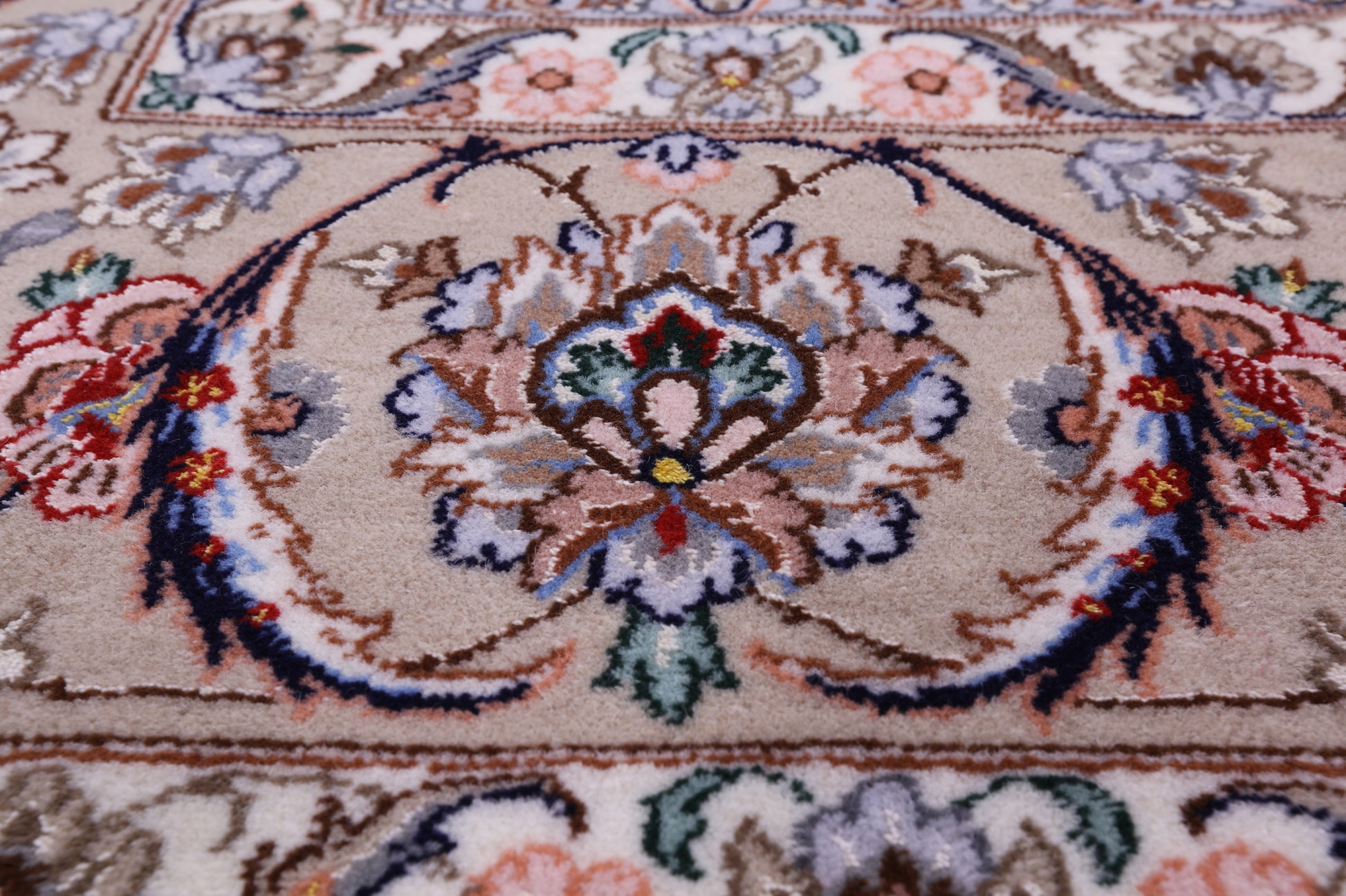 Ivory Isfahan Authentic Persian Hand Knotted Wool & Silk Area Rug - 5' 3" X 7' 10" - Golden Nile