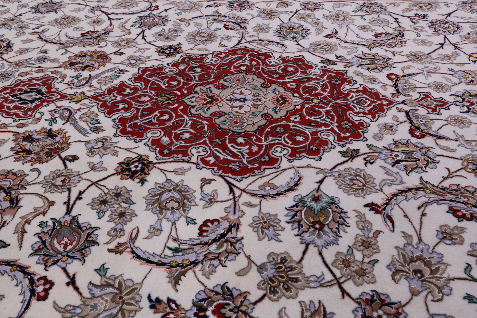 Ivory Isfahan Authentic Persian Hand Knotted Wool & Silk Area Rug - 5' 1" X 7' 10" - Golden Nile