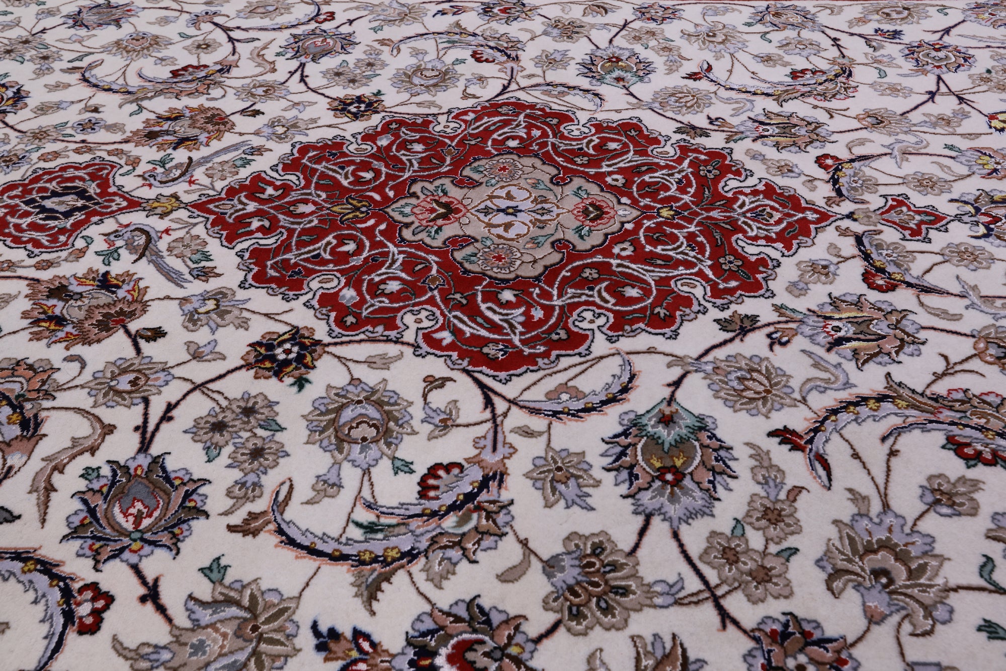 Ivory Isfahan Authentic Persian Hand Knotted Wool & Silk Area Rug - 5' 1" X 7' 10" - Golden Nile