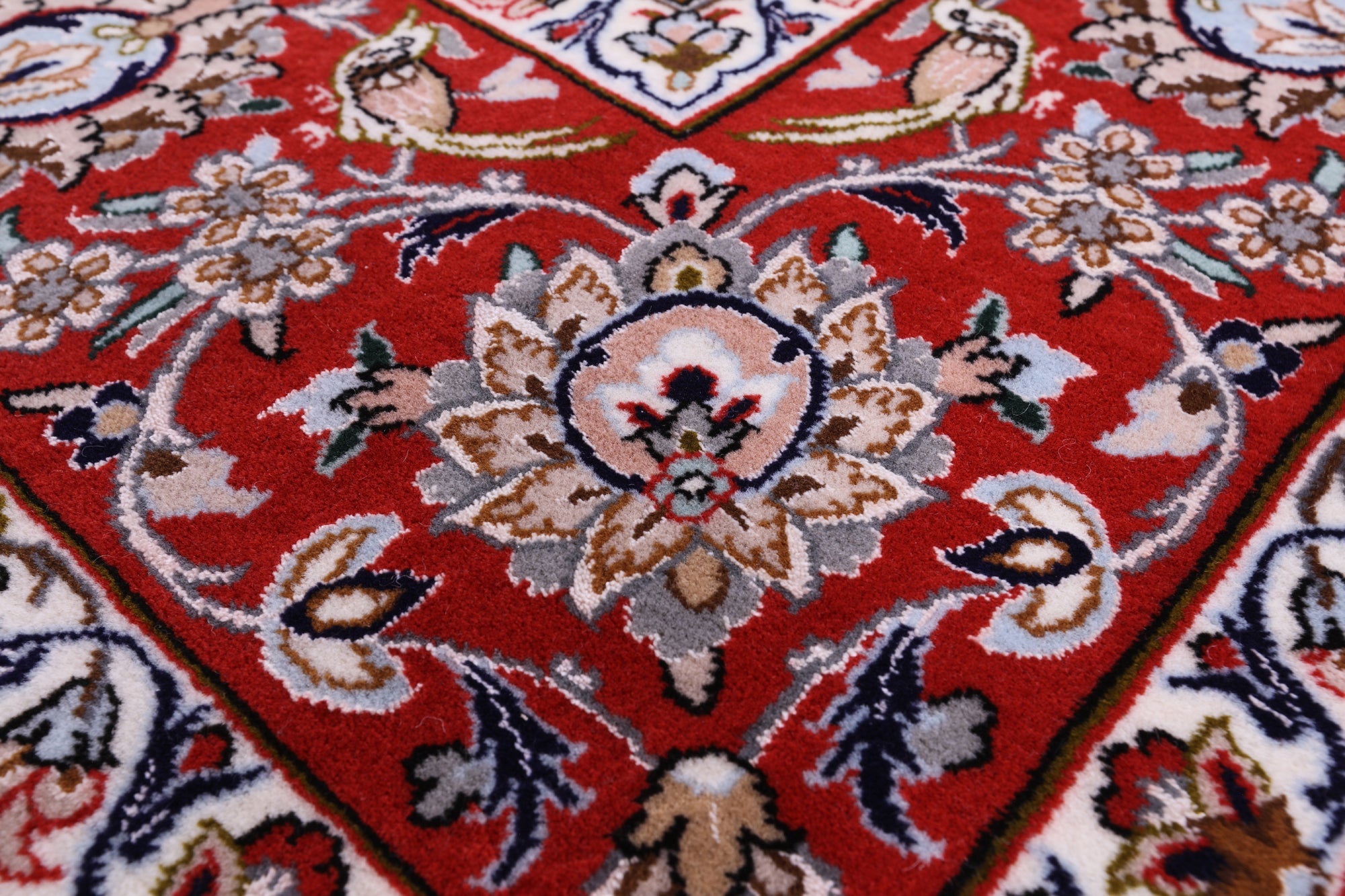 Ivory Isfahan Authentic Persian Hand Knotted Wool & Silk Area Rug - 5' 1" X 7' 10" - Golden Nile