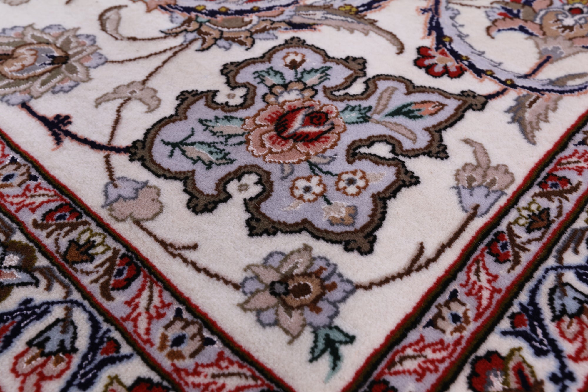 Ivory Isfahan Authentic Persian Hand Knotted Wool & Silk Area Rug - 5' 1" X 7' 10" - Golden Nile