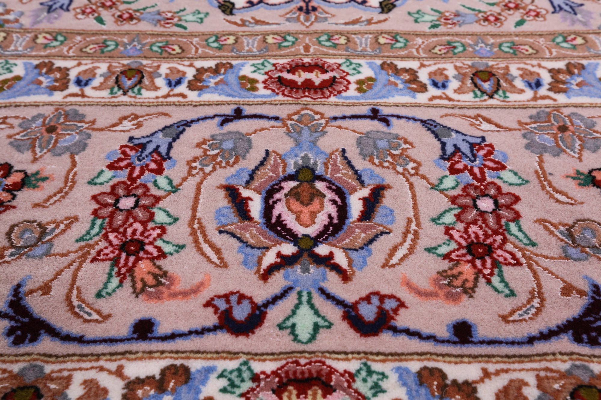 Ivory Isfahan Authentic Persian Hand Knotted Wool & Silk Area Rug - 5' 2" X 8' 2" - Golden Nile