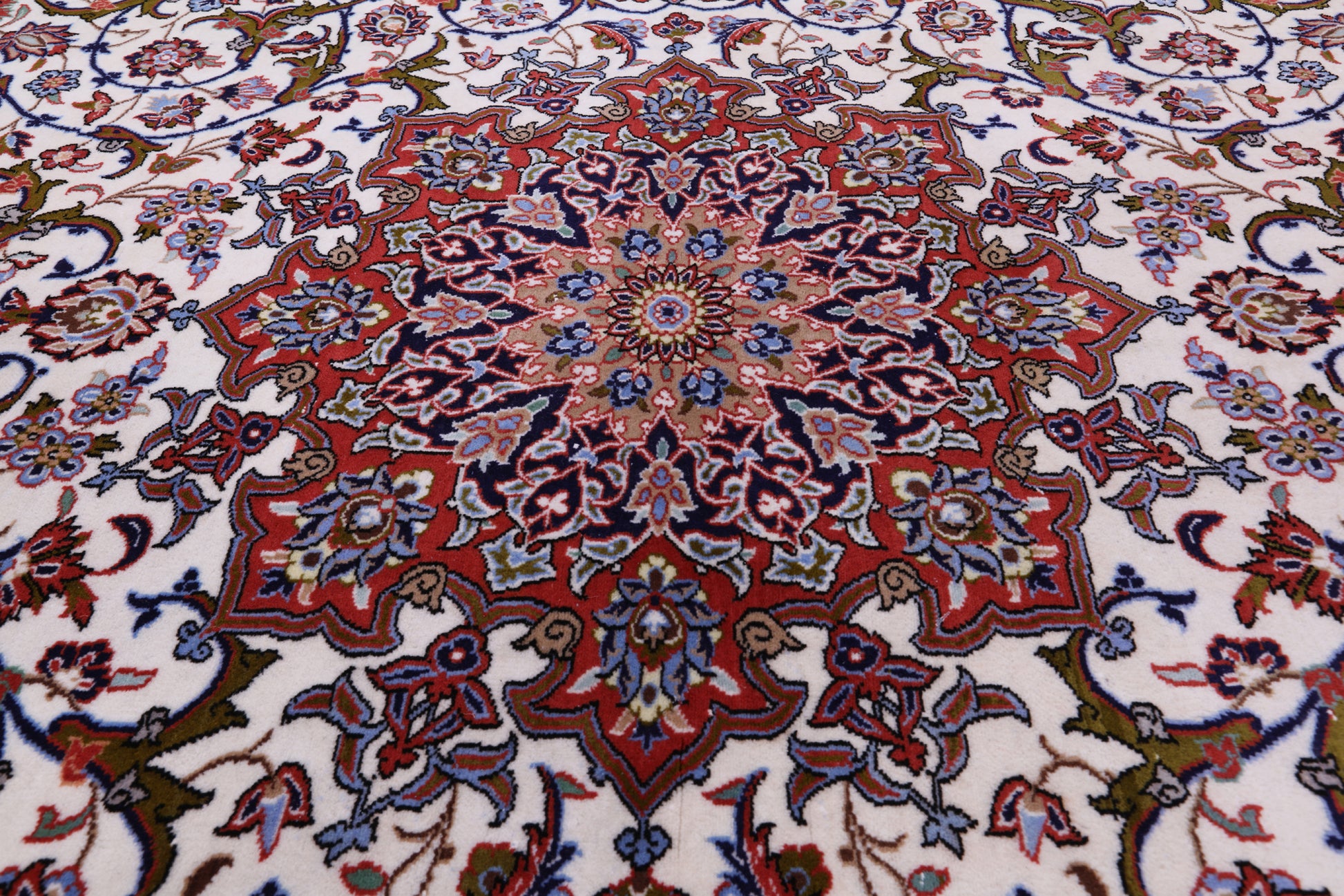 Ivory Isfahan Authentic Persian Hand Knotted Wool & Silk Area Rug - 5' 4" X 8' 2" - Golden Nile
