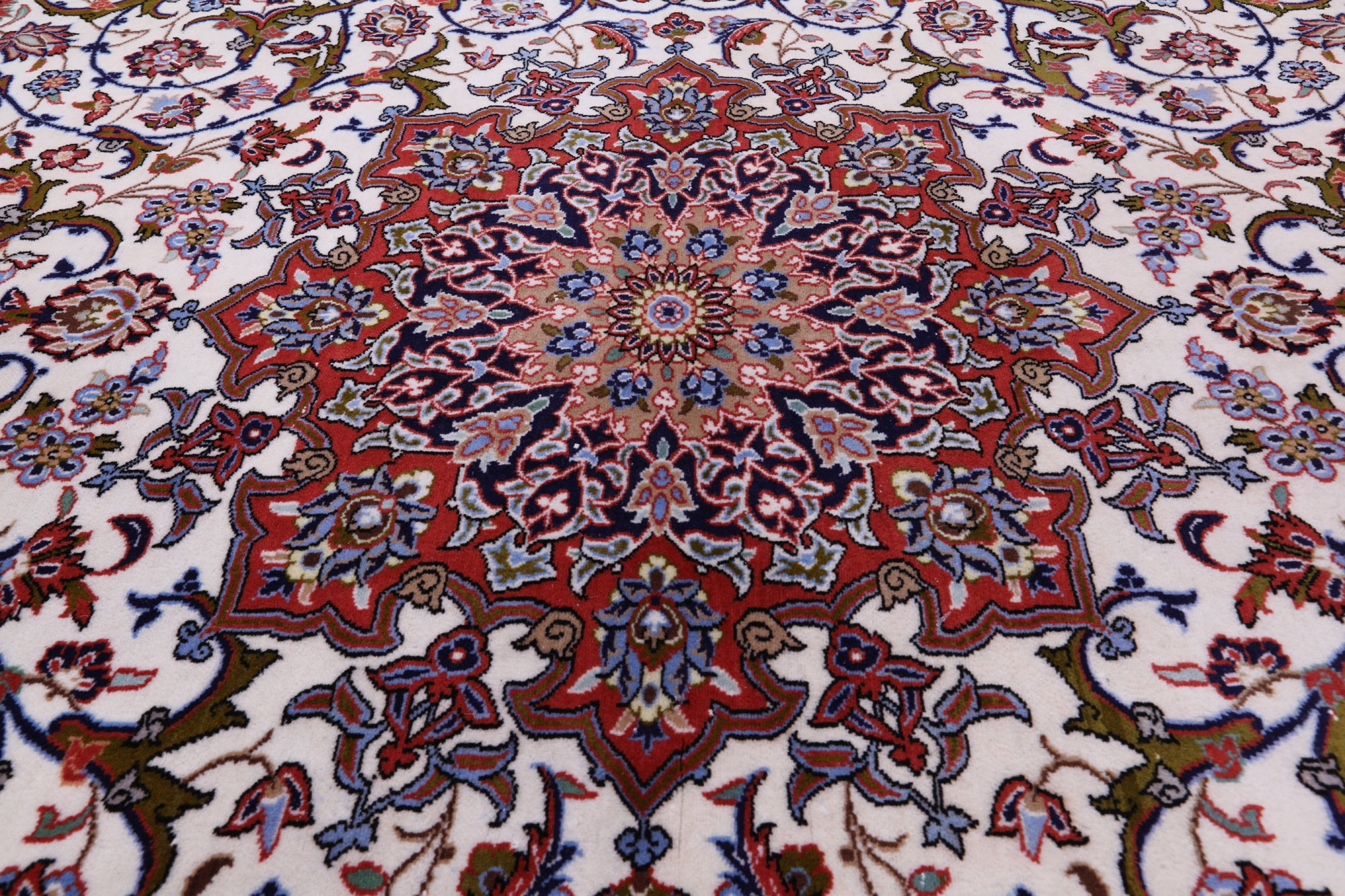 Ivory Isfahan Authentic Persian Hand Knotted Wool & Silk Area Rug - 5' 4" X 8' 2" - Golden Nile