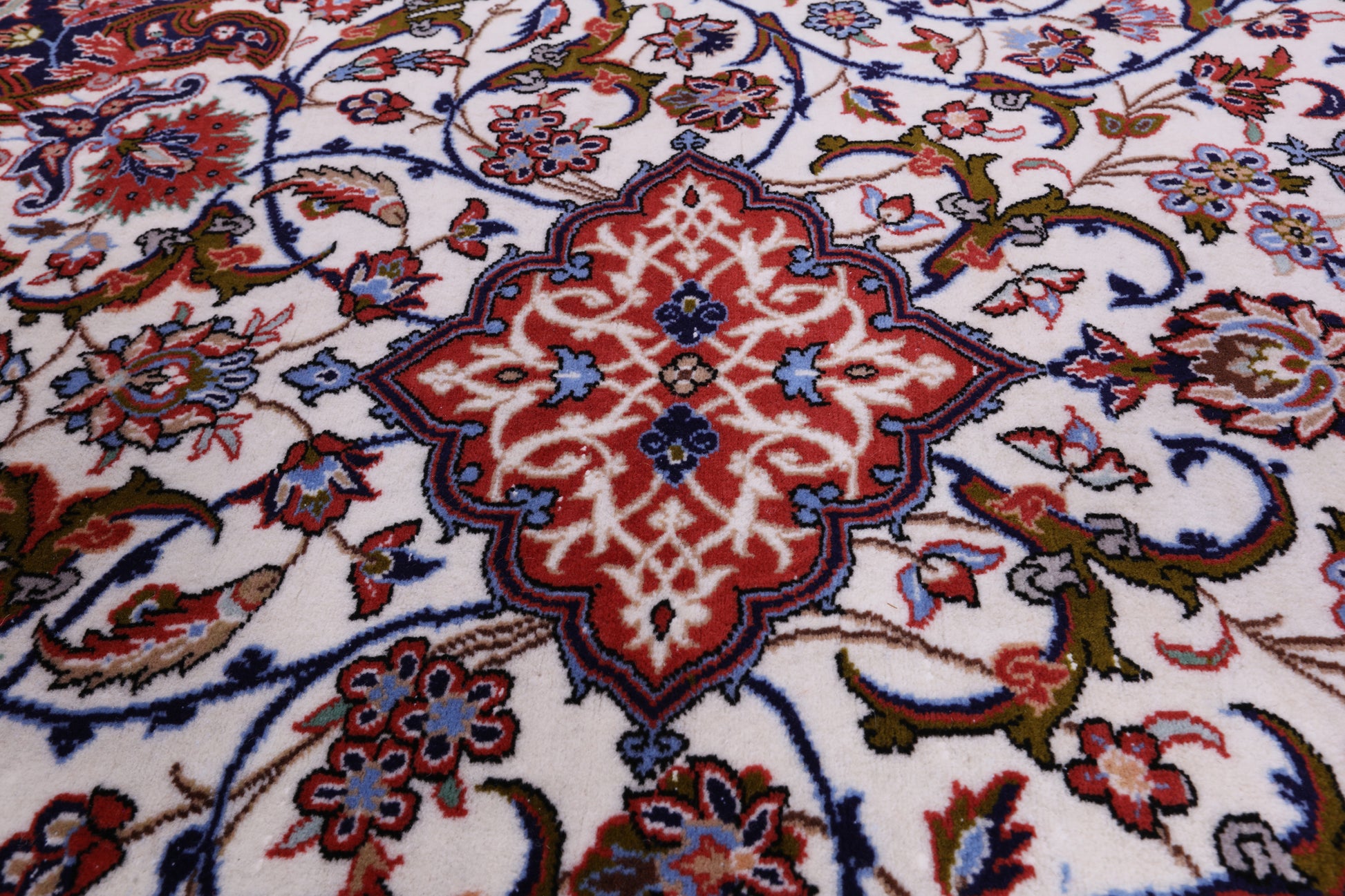 Ivory Isfahan Authentic Persian Hand Knotted Wool & Silk Area Rug - 5' 4" X 8' 2" - Golden Nile
