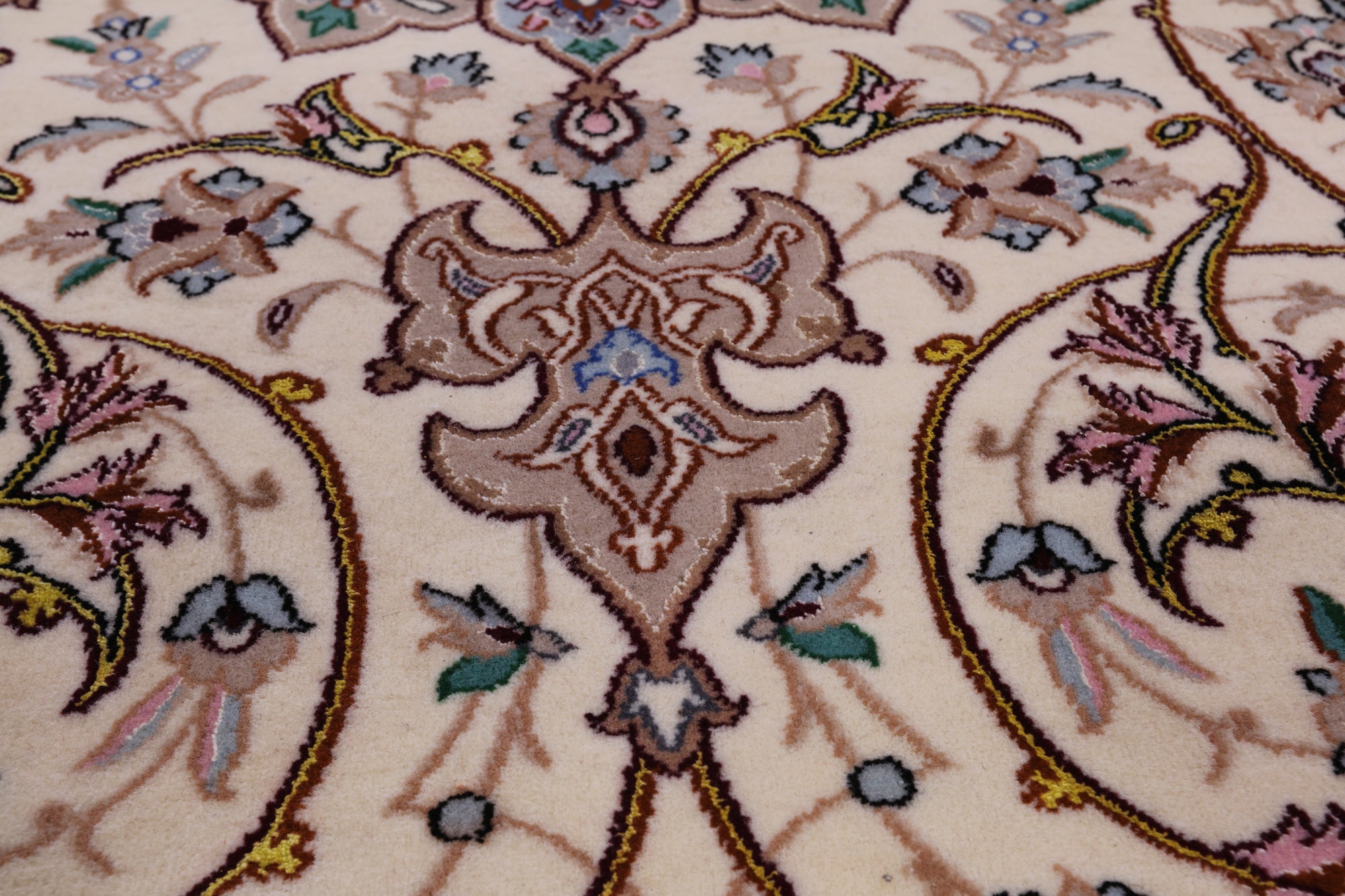 Ivory Isfahan Authentic Persian Hand Knotted Wool & Silk Area Rug - 5' 1" X 7' 7" - Golden Nile