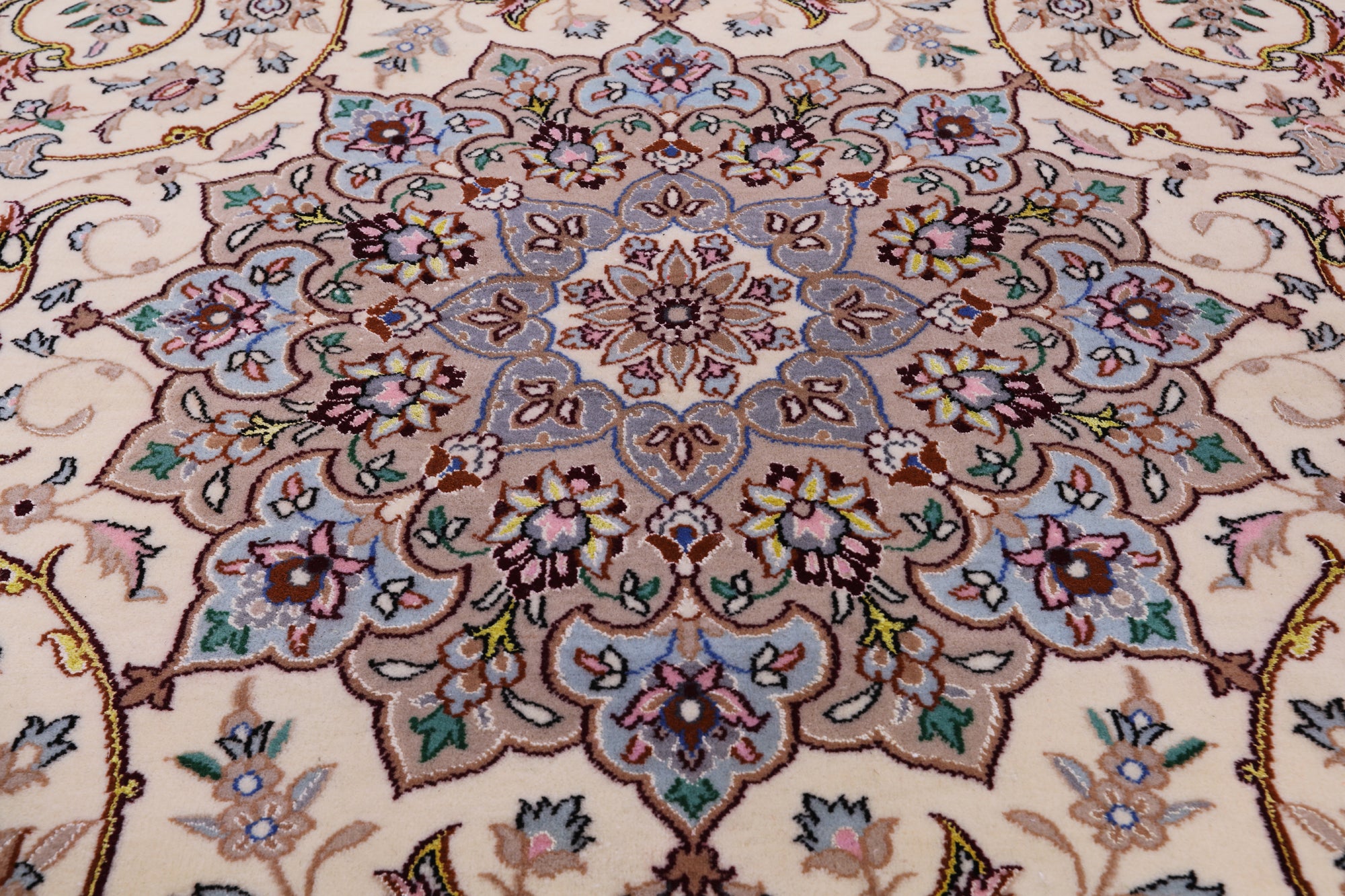 Ivory Isfahan Authentic Persian Hand Knotted Wool & Silk Area Rug - 5' 1" X 7' 7" - Golden Nile