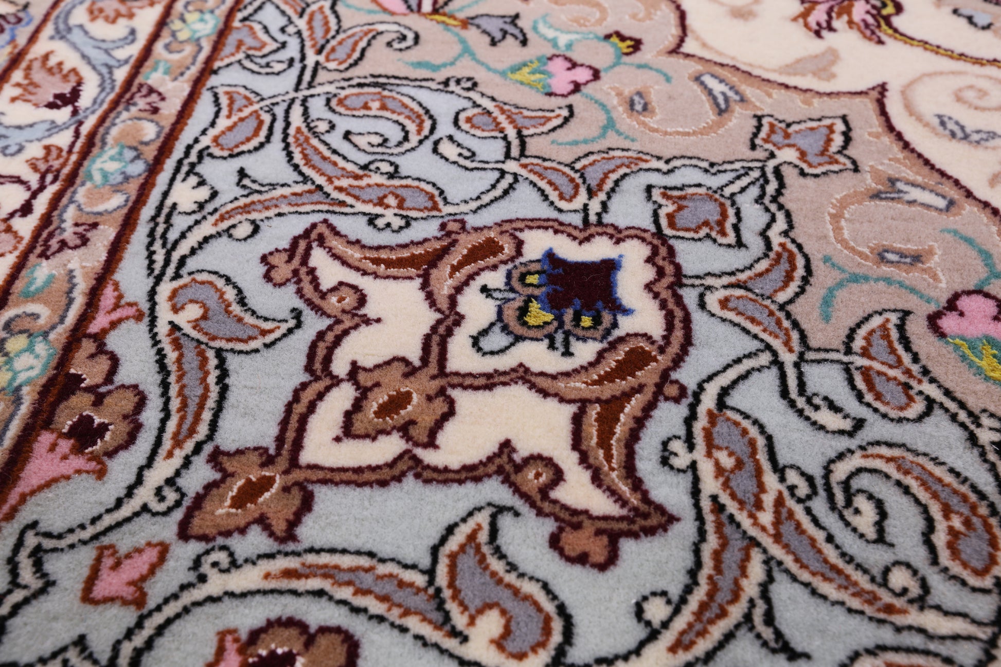 Ivory Isfahan Authentic Persian Hand Knotted Wool & Silk Area Rug - 5' 1" X 7' 7" - Golden Nile