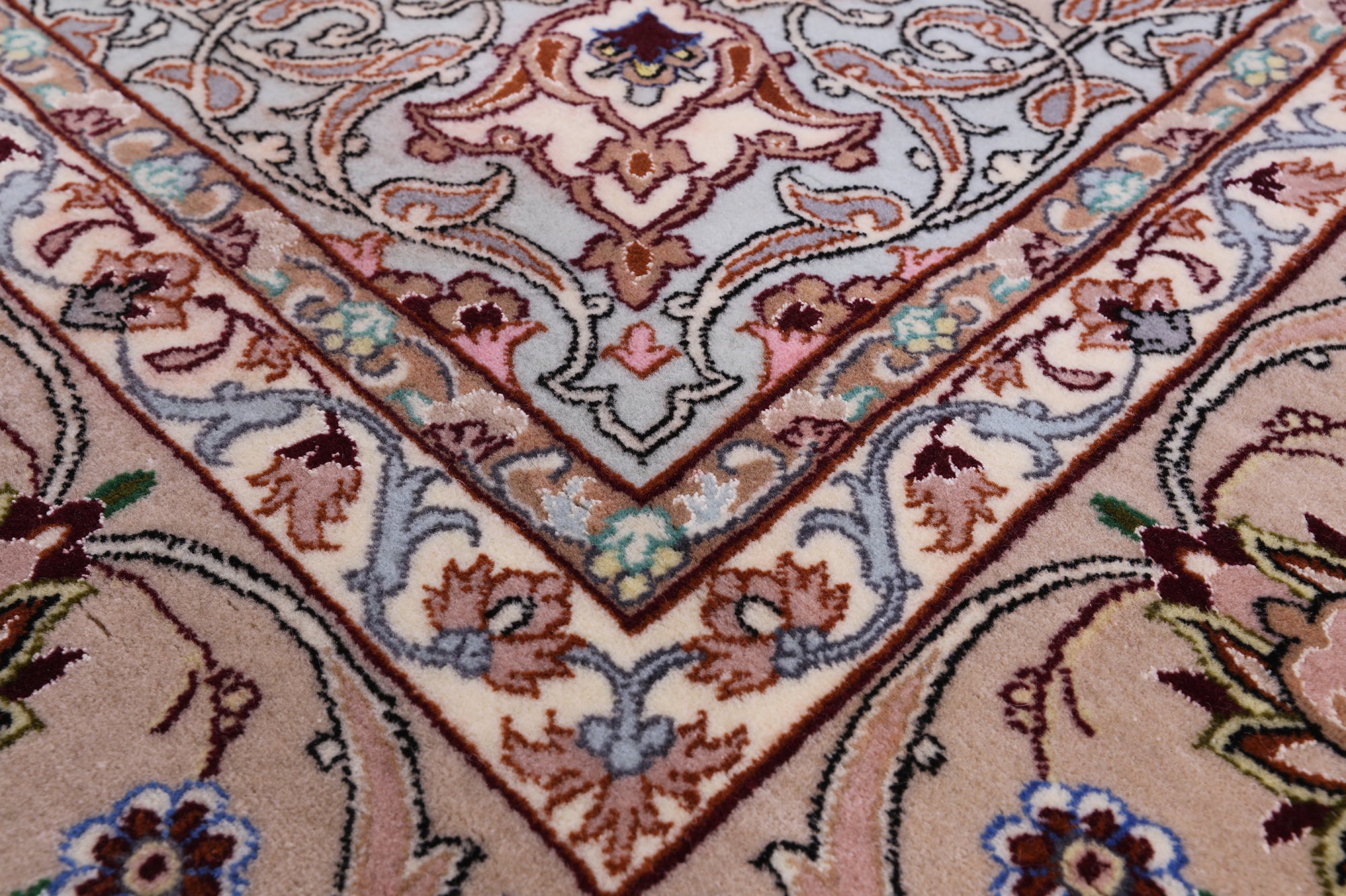 Ivory Isfahan Authentic Persian Hand Knotted Wool & Silk Area Rug - 5' 1" X 7' 7" - Golden Nile