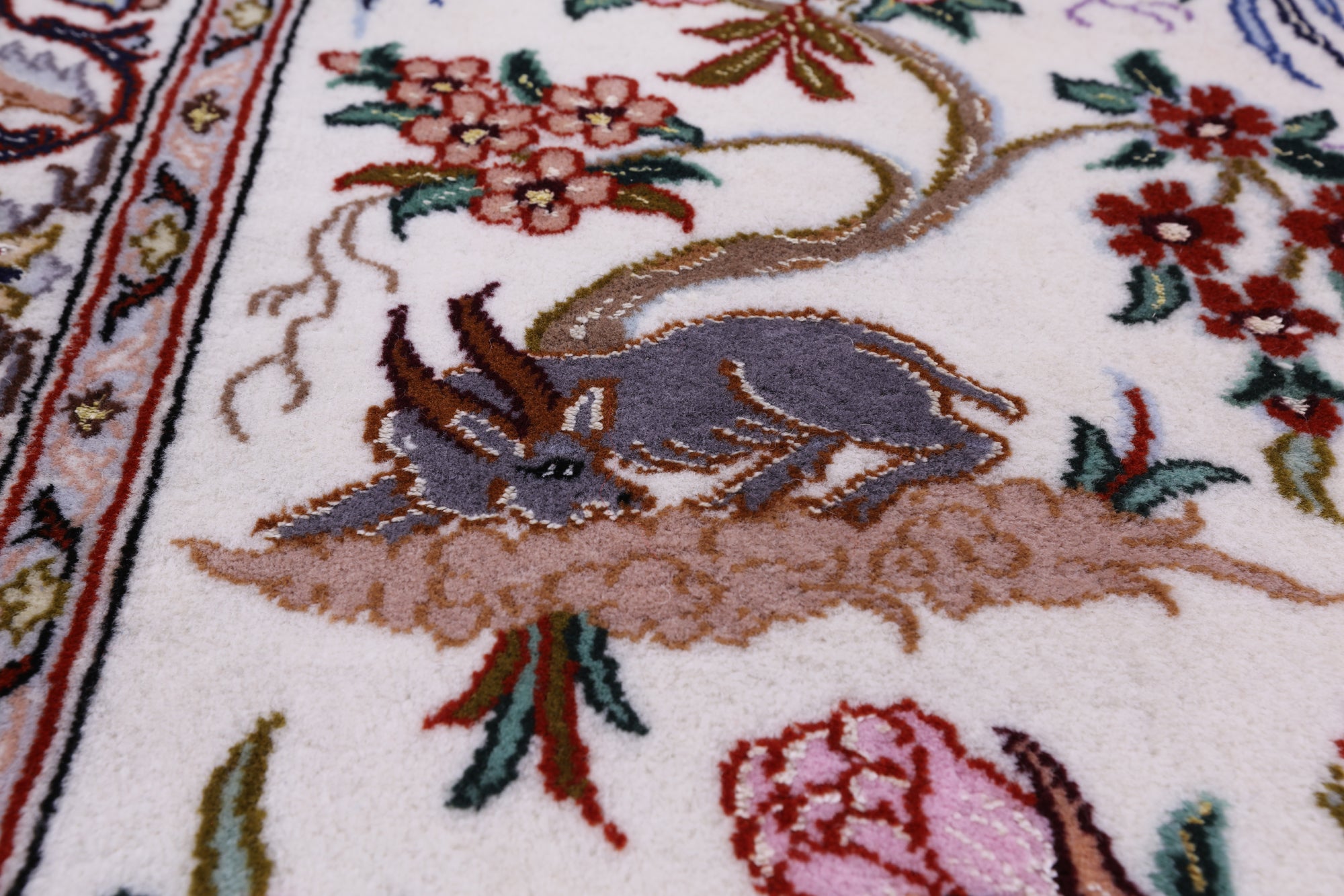 Ivory Isfahan Authentic Persian Hand Knotted Wool & Silk Area Rug - 5' 3" X 7' 10" - Golden Nile