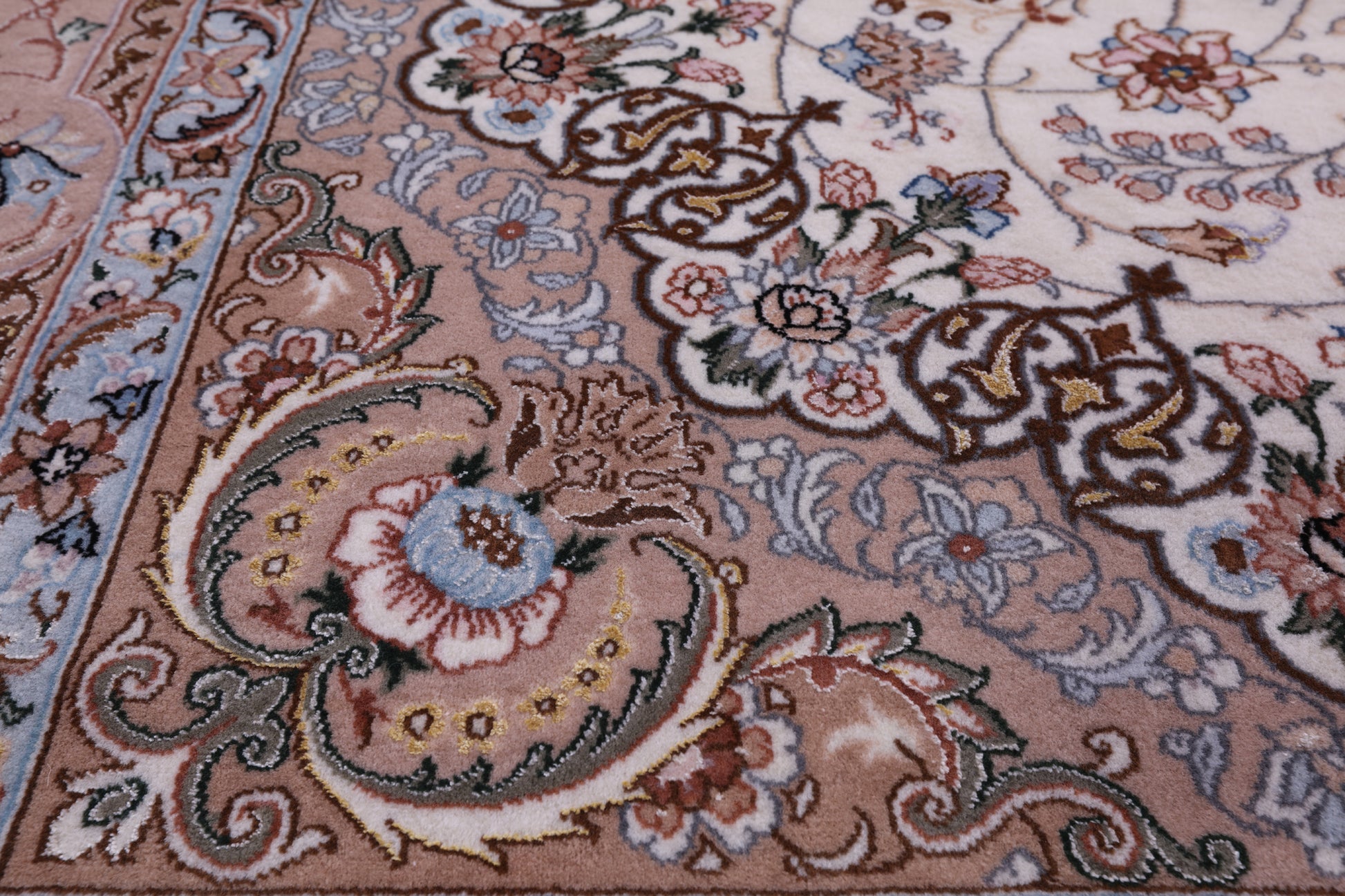 Ivory Isfahan Authentic Persian Hand Knotted Wool & Silk Area Rug - 5' 2" X 7' 7" - Golden Nile