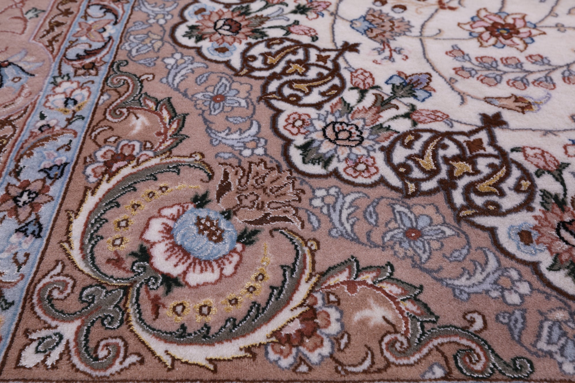 Ivory Isfahan Authentic Persian Hand Knotted Wool & Silk Area Rug - 5' 2" X 7' 7" - Golden Nile