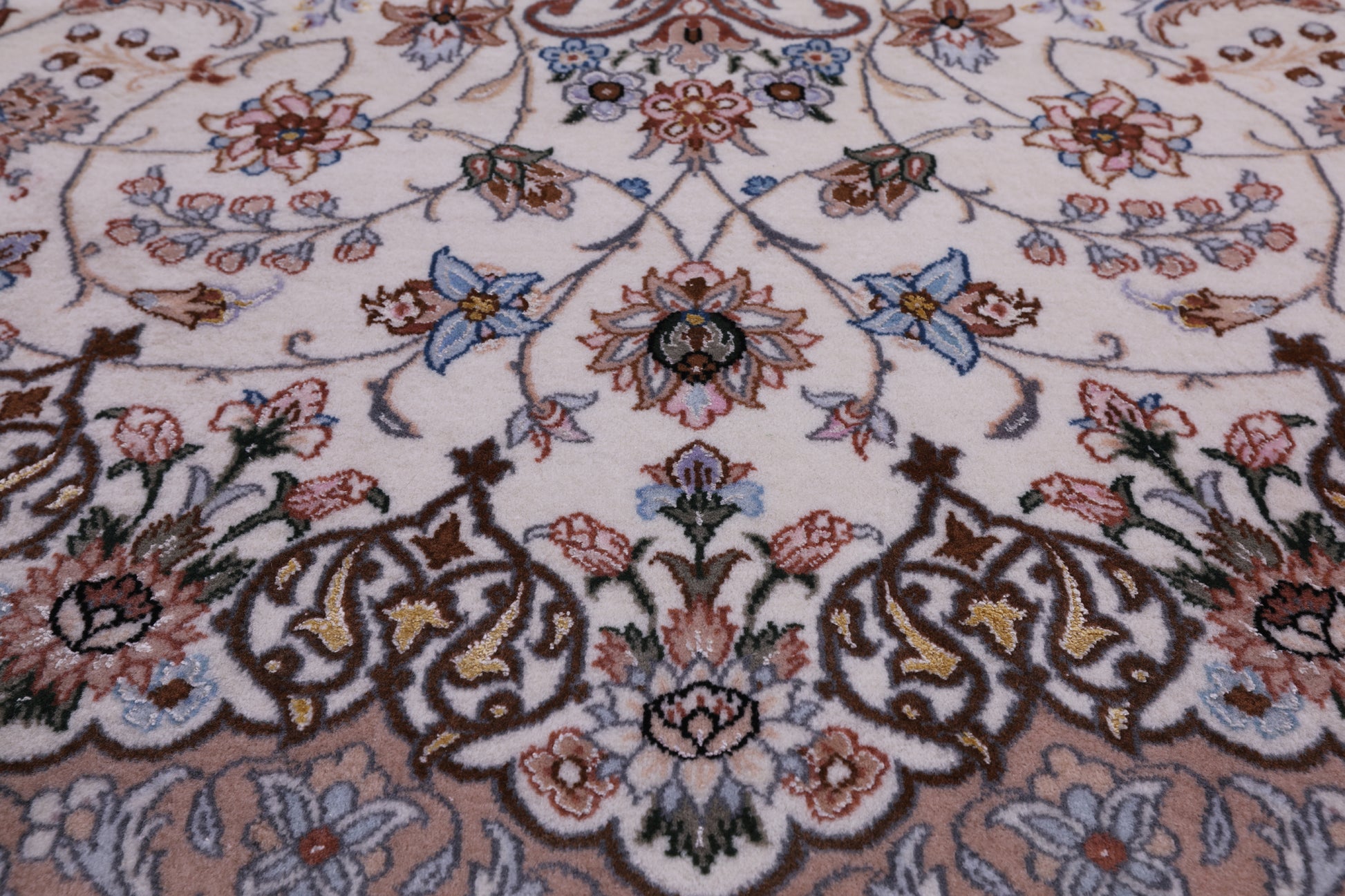 Ivory Isfahan Authentic Persian Hand Knotted Wool & Silk Area Rug - 5' 2" X 7' 7" - Golden Nile