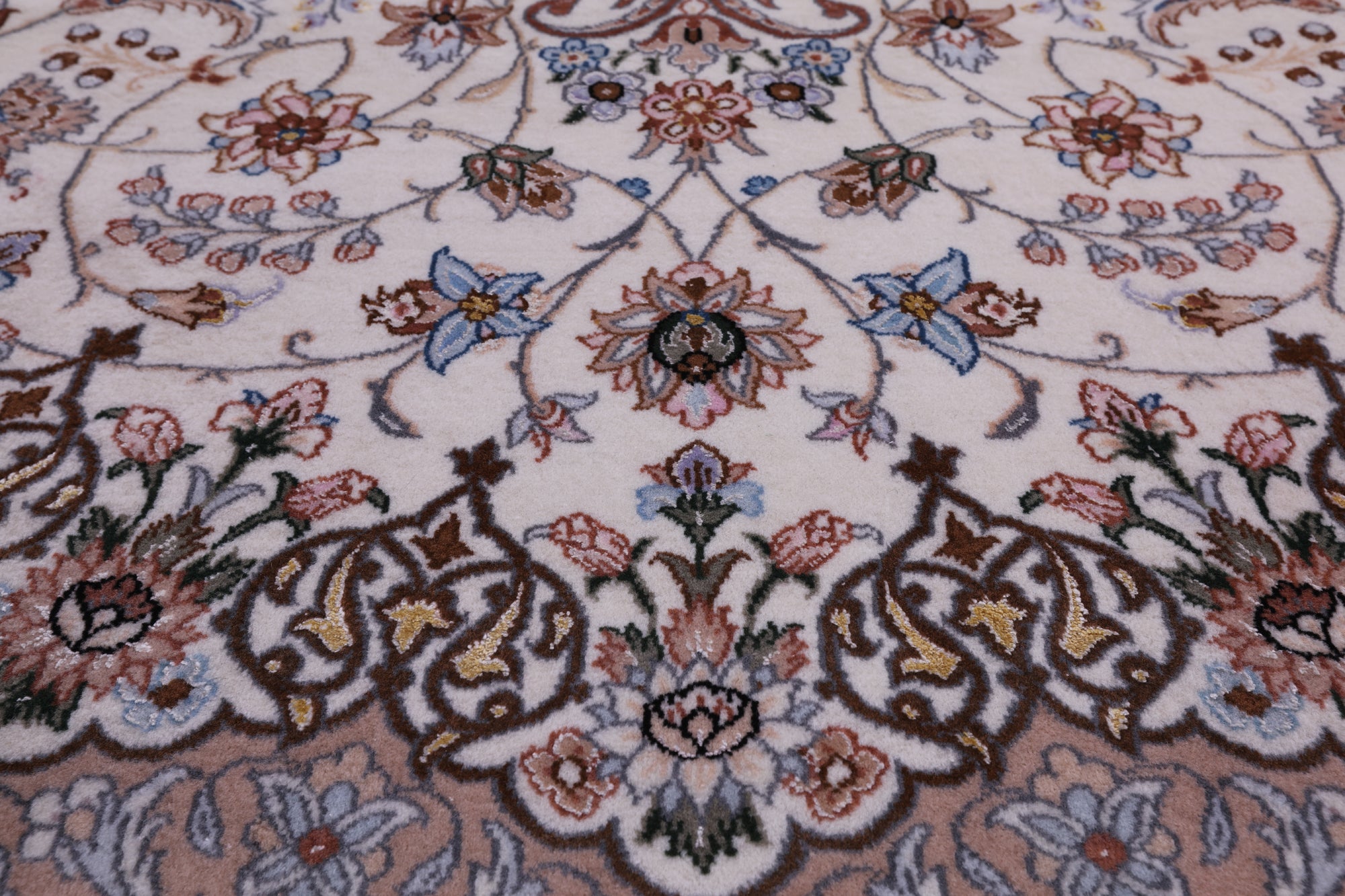 Ivory Isfahan Authentic Persian Hand Knotted Wool & Silk Area Rug - 5' 2" X 7' 7" - Golden Nile