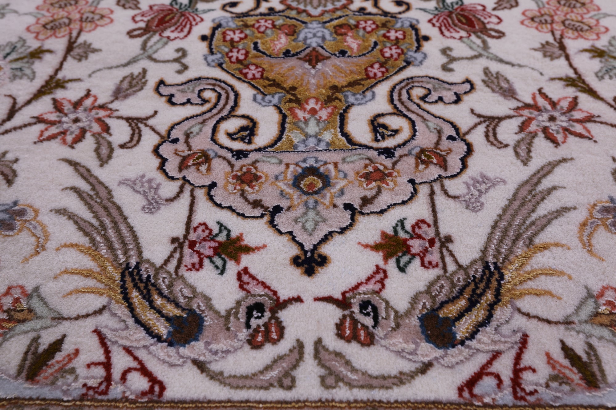 Ivory Isfahan Authentic Persian Hand Knotted Wool & Silk Area Rug - 5' 2" X 7' 10" - Golden Nile