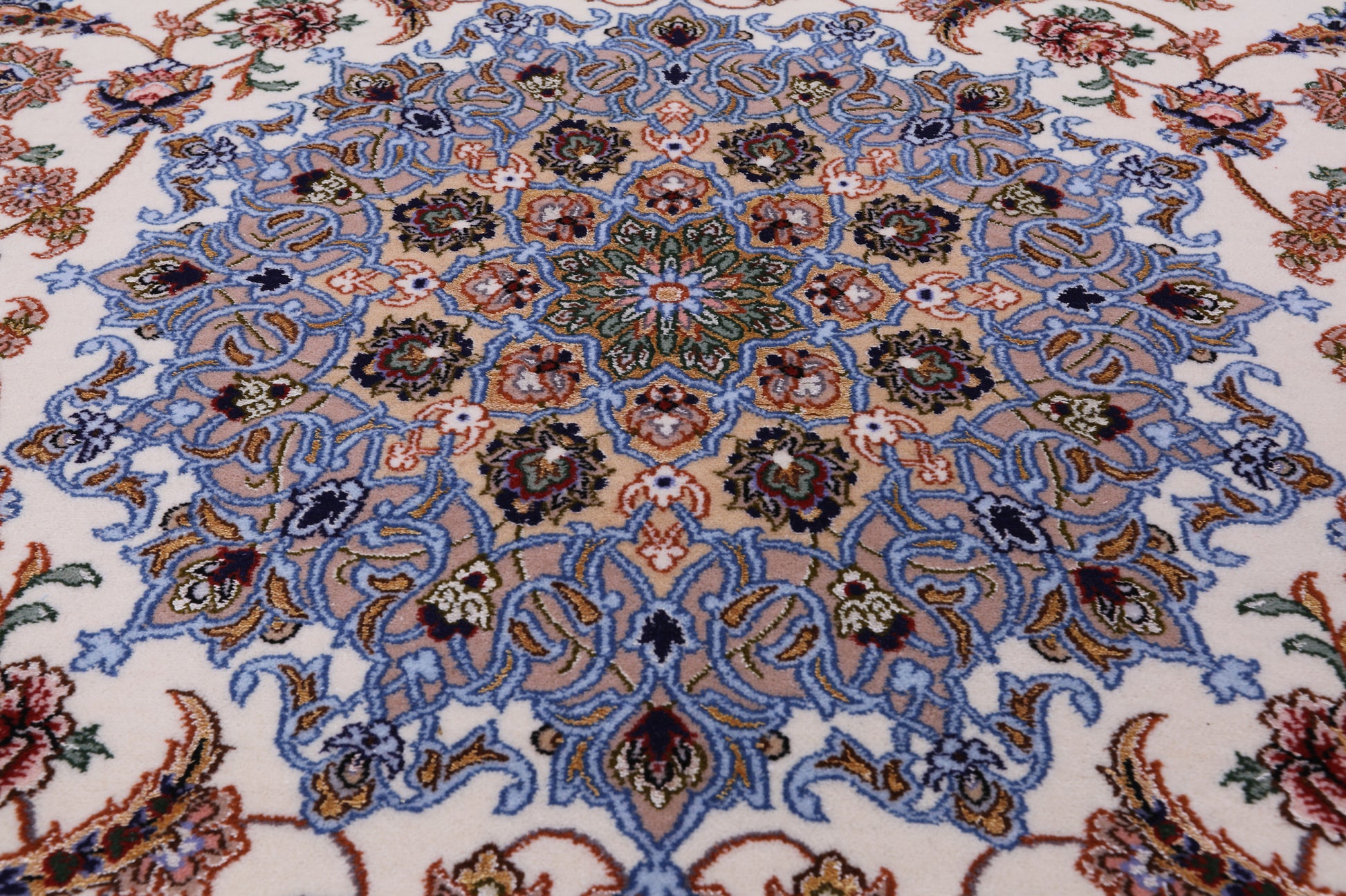 Ivory Isfahan Authentic Persian Hand Knotted Wool & Silk Area Rug - 5' 3" X 7' 10" - Golden Nile