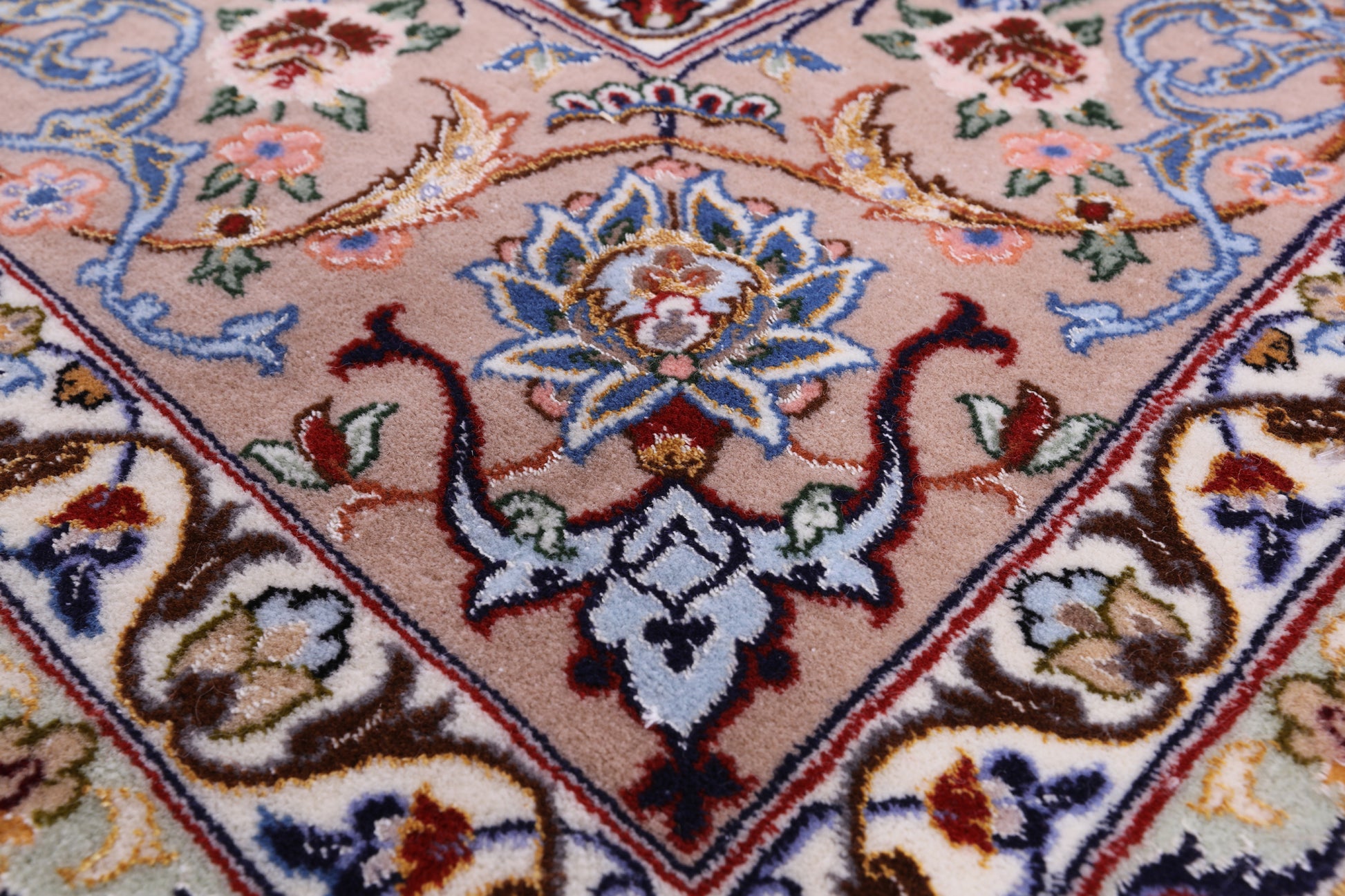 Ivory Isfahan Authentic Persian Hand Knotted Wool & Silk Area Rug - 5' 3" X 7' 10" - Golden Nile