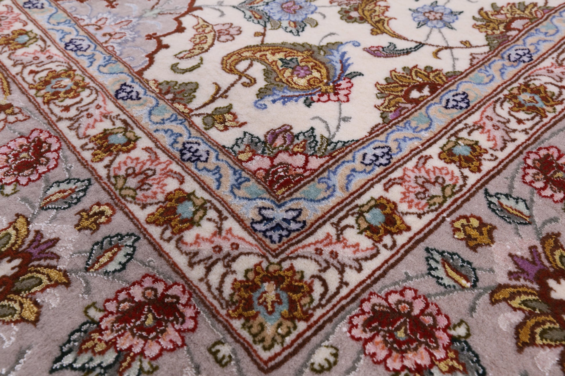 Ivory Isfahan Authentic Persian Hand Knotted Wool & Silk Area Rug - 5' 1" X 7' 11" - Golden Nile