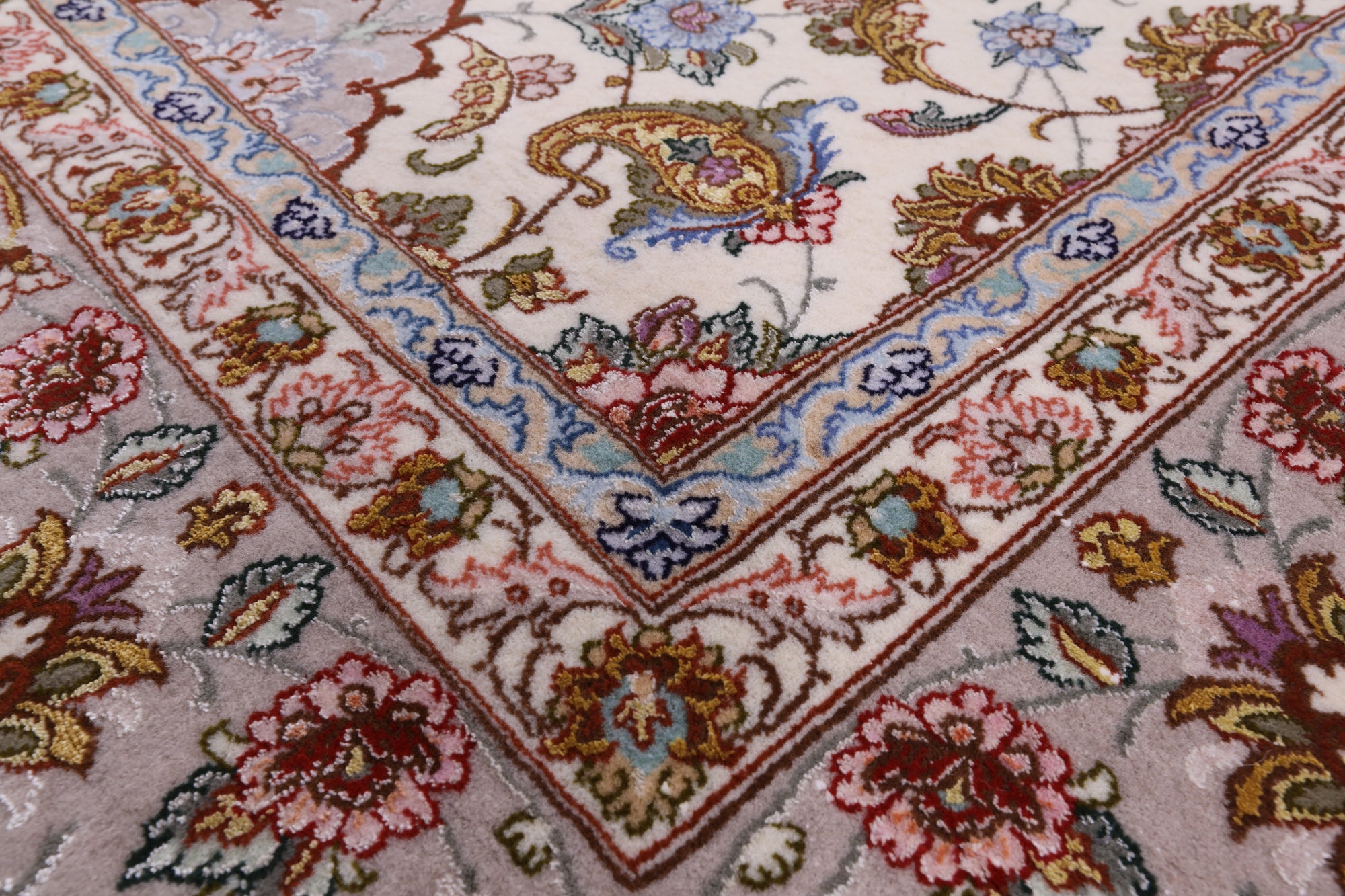 Ivory Isfahan Authentic Persian Hand Knotted Wool & Silk Area Rug - 5' 1" X 7' 11" - Golden Nile