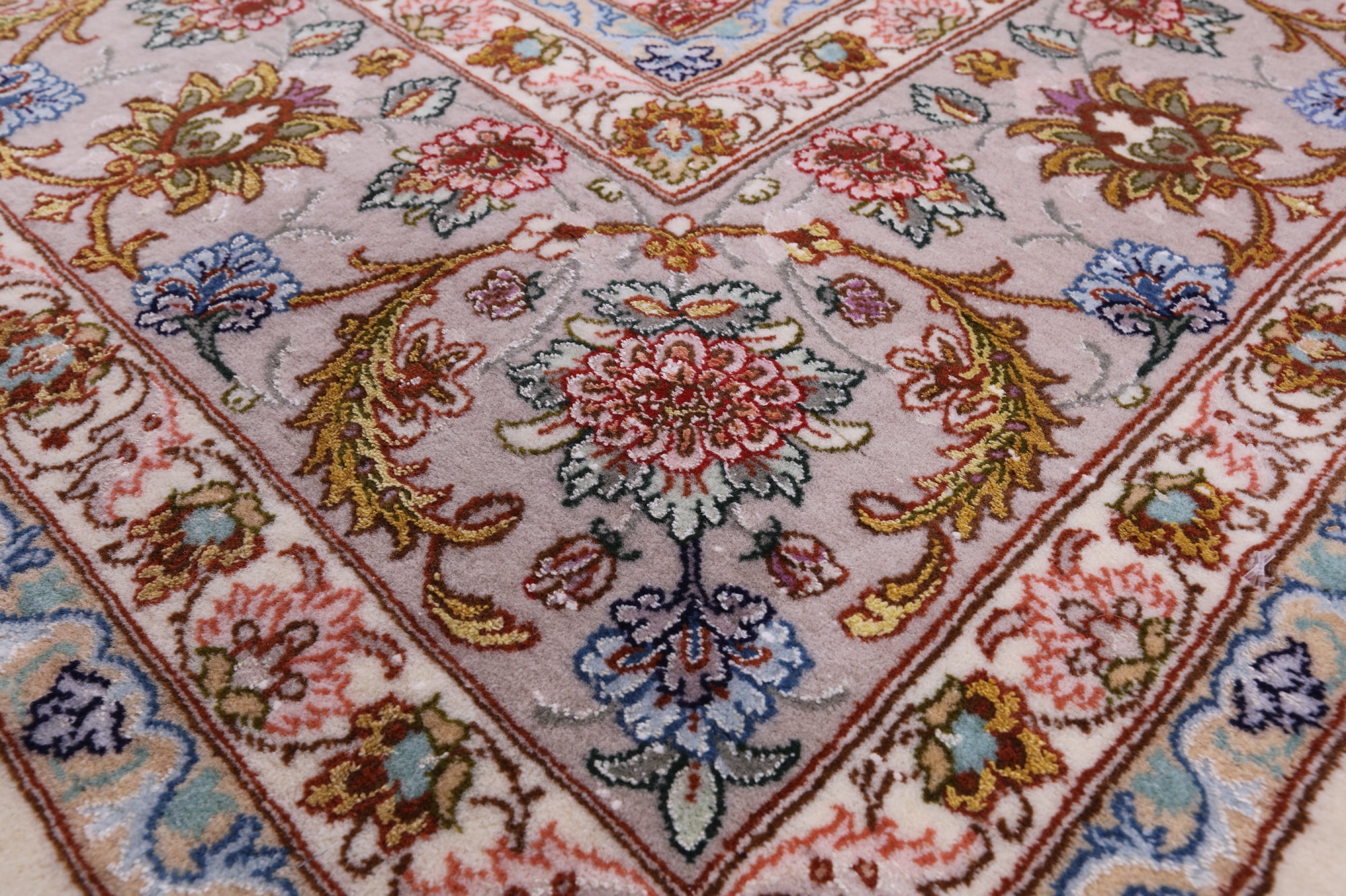 Ivory Isfahan Authentic Persian Hand Knotted Wool & Silk Area Rug - 5' 1" X 7' 11" - Golden Nile