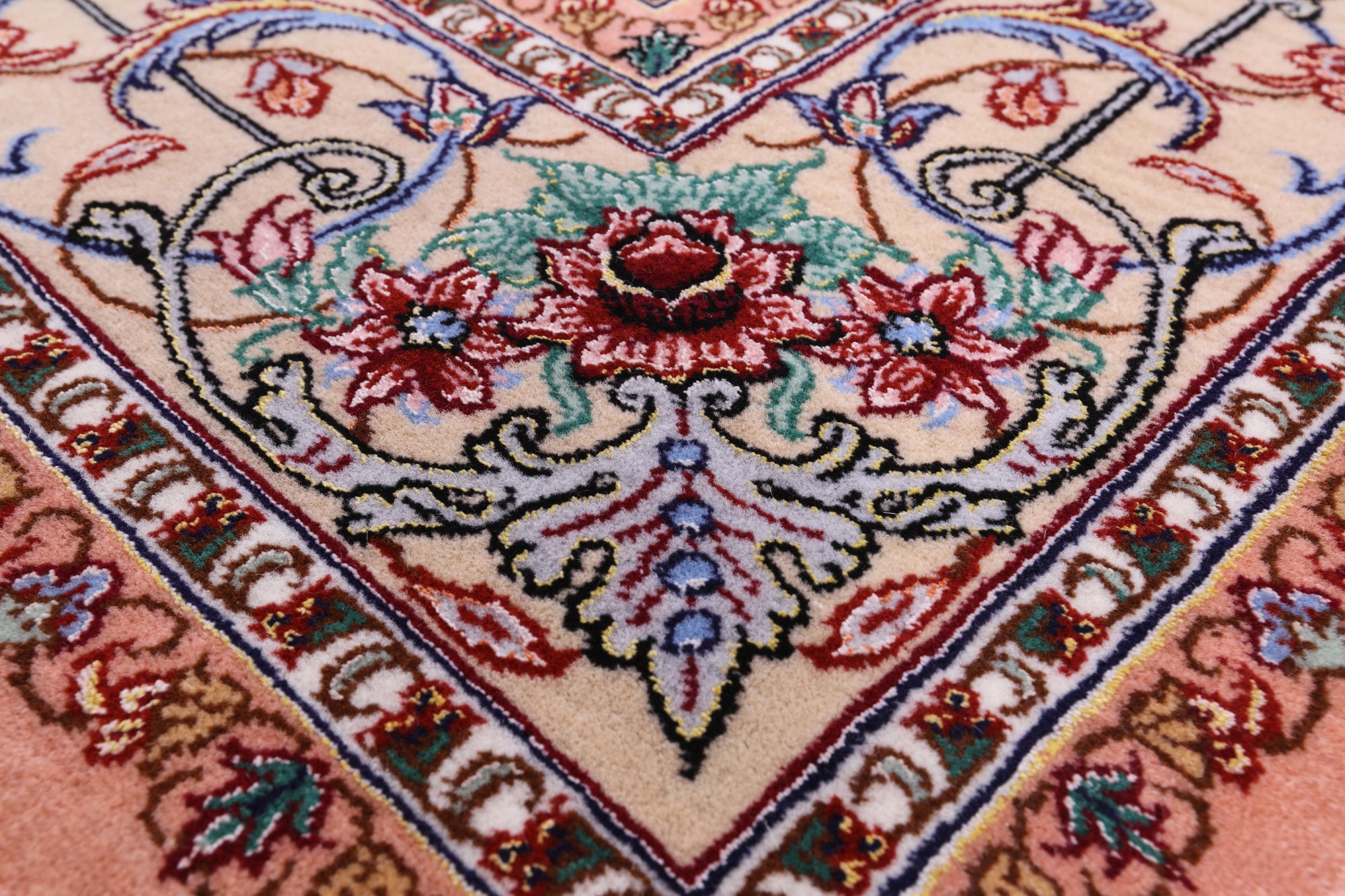Ivory Isfahan Authentic Persian Hand Knotted Wool & Silk Area Rug - 4' 2" X 6' 3" - Golden Nile