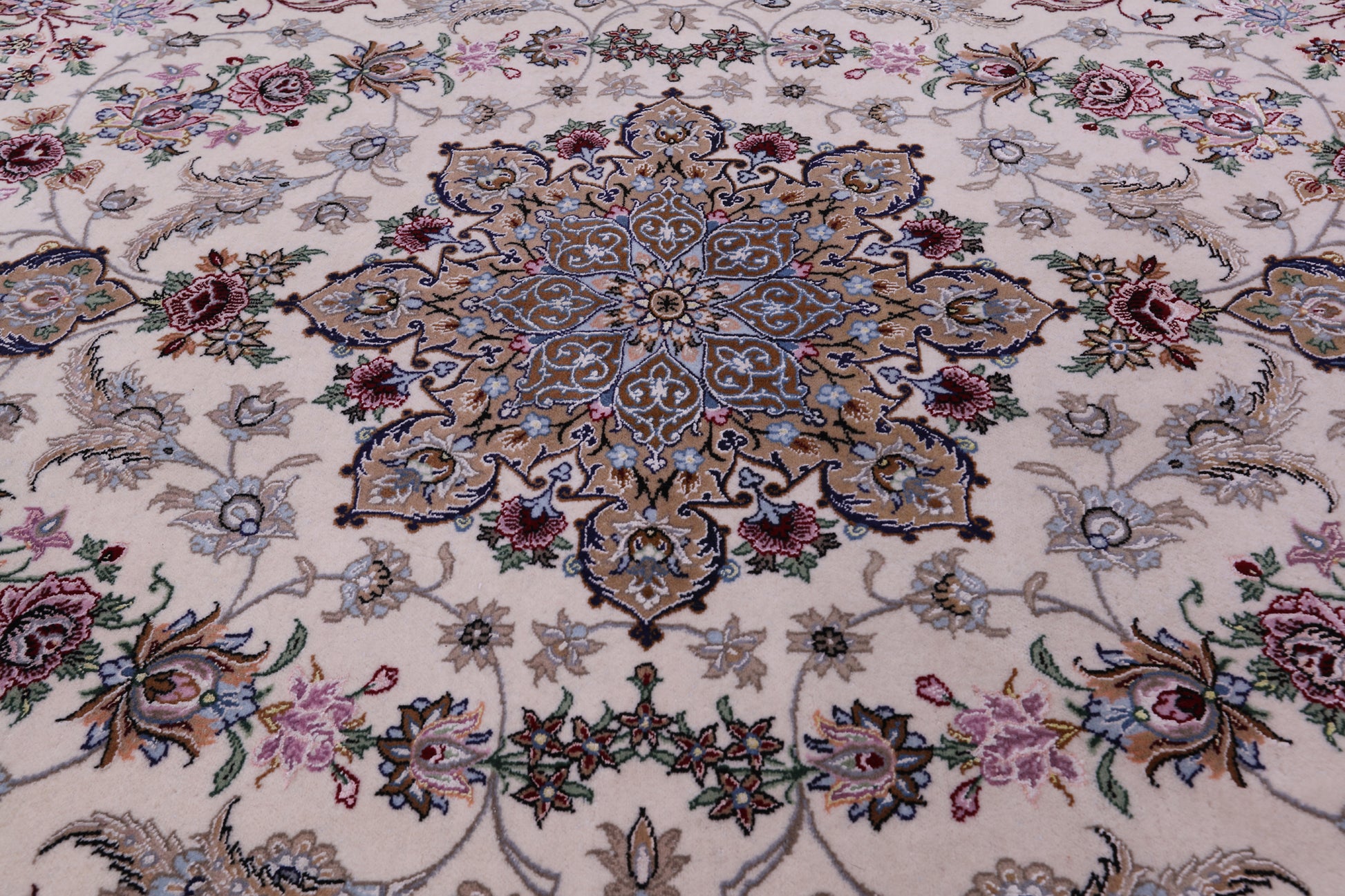 Ivory Isfahan Authentic Persian Hand Knotted Wool & Silk Area Rug - 4' 3" X 6' 7" - Golden Nile