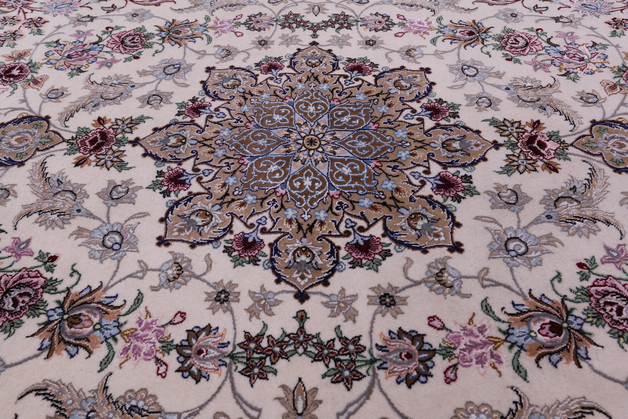 Ivory Isfahan Authentic Persian Hand Knotted Wool & Silk Area Rug - 4' 3" X 6' 7" - Golden Nile