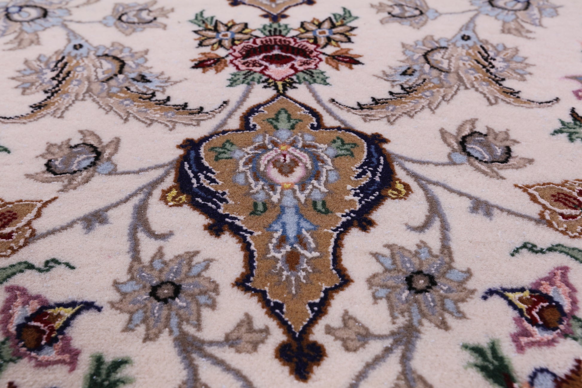 Ivory Isfahan Authentic Persian Hand Knotted Wool & Silk Area Rug - 4' 3" X 6' 7" - Golden Nile
