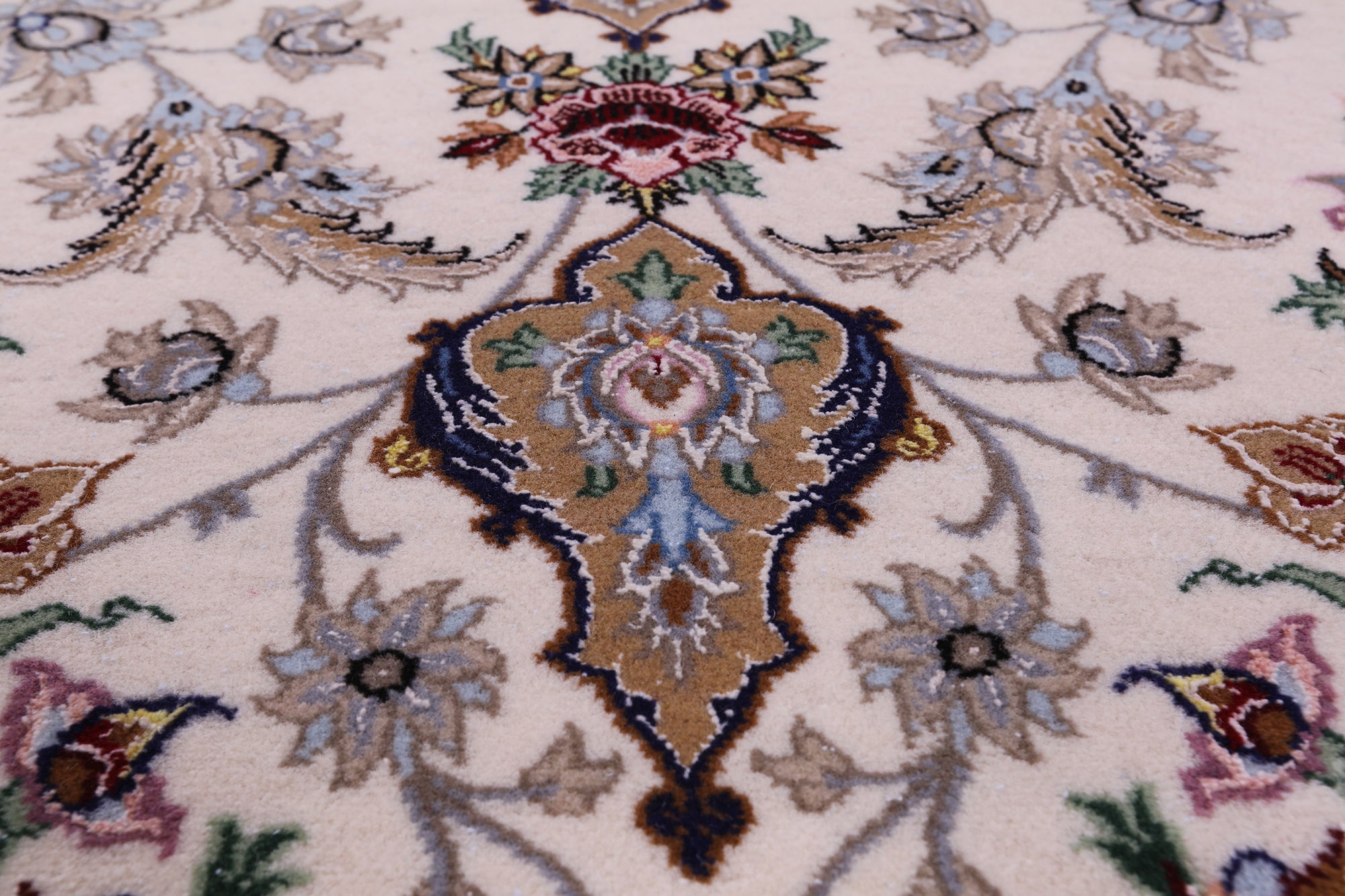 Ivory Isfahan Authentic Persian Hand Knotted Wool & Silk Area Rug - 4' 3" X 6' 7" - Golden Nile