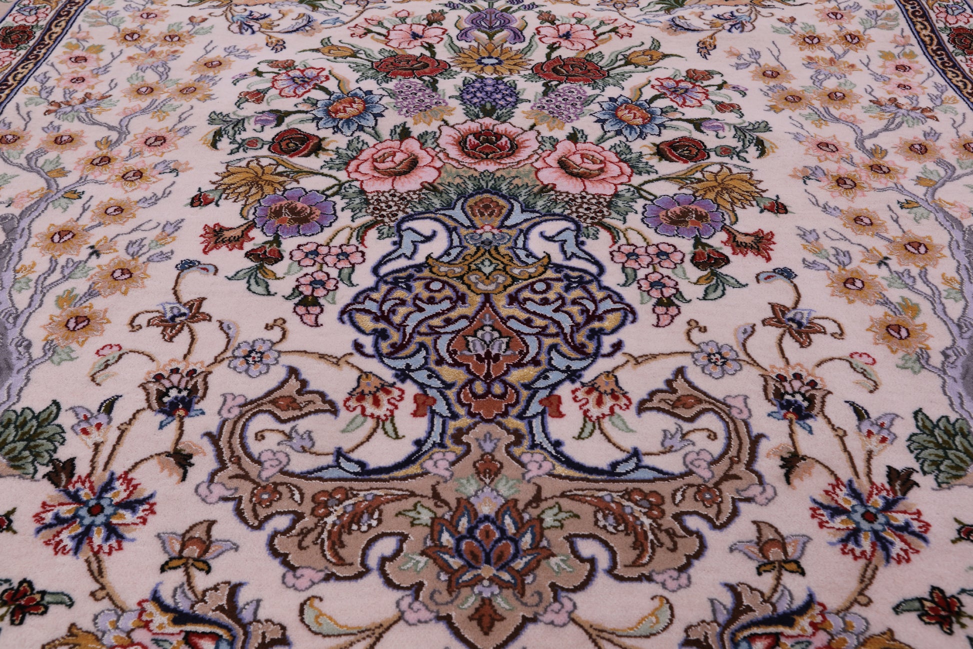 Ivory Isfahan Authentic Persian Hand Knotted Wool & Silk Area Rug - 5' 1" X 7' 8" - Golden Nile