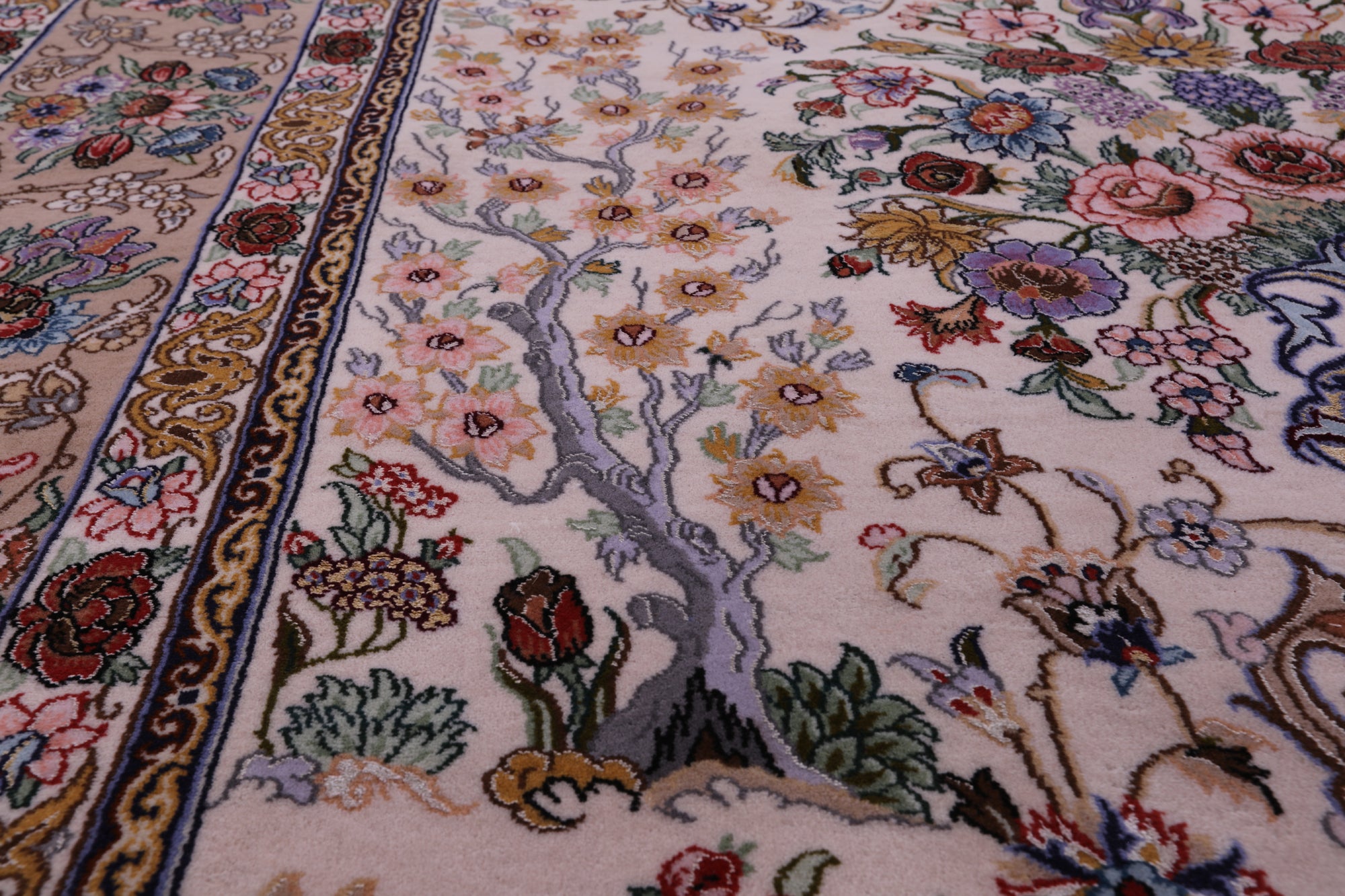 Ivory Isfahan Authentic Persian Hand Knotted Wool & Silk Area Rug - 5' 1" X 7' 8" - Golden Nile