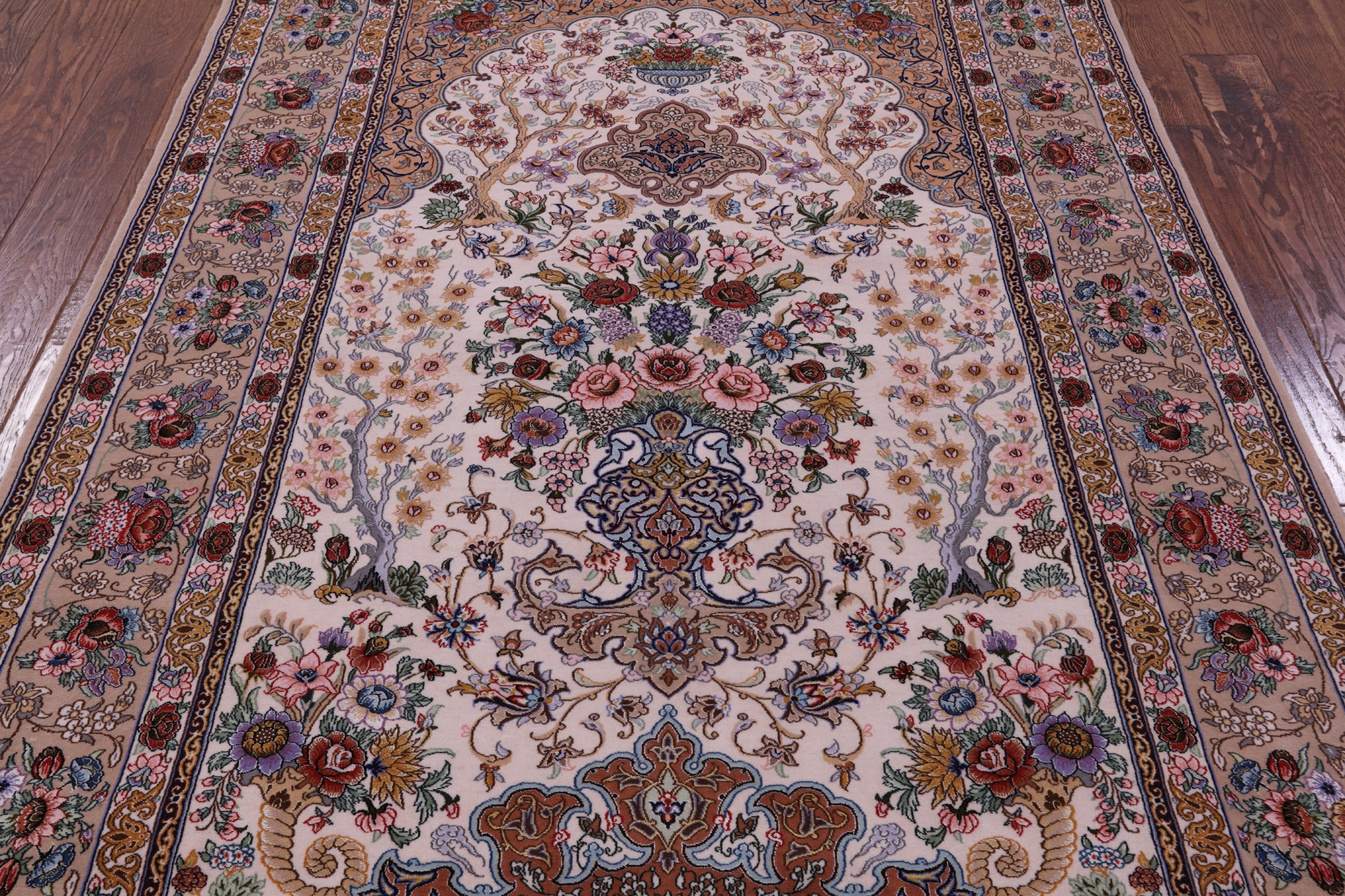 Ivory Isfahan Authentic Persian Hand Knotted Wool & Silk Area Rug - 5' 1" X 7' 8" - Golden Nile