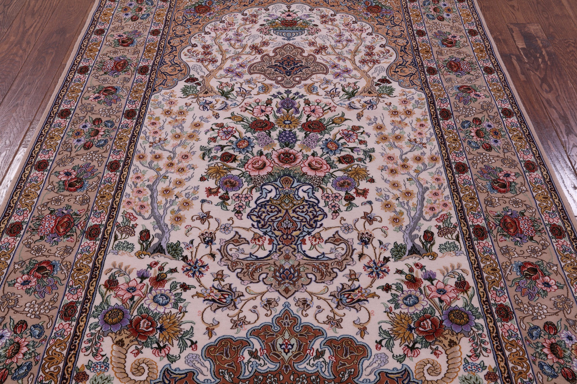 Ivory Isfahan Authentic Persian Hand Knotted Wool & Silk Area Rug - 5' 1" X 7' 8" - Golden Nile